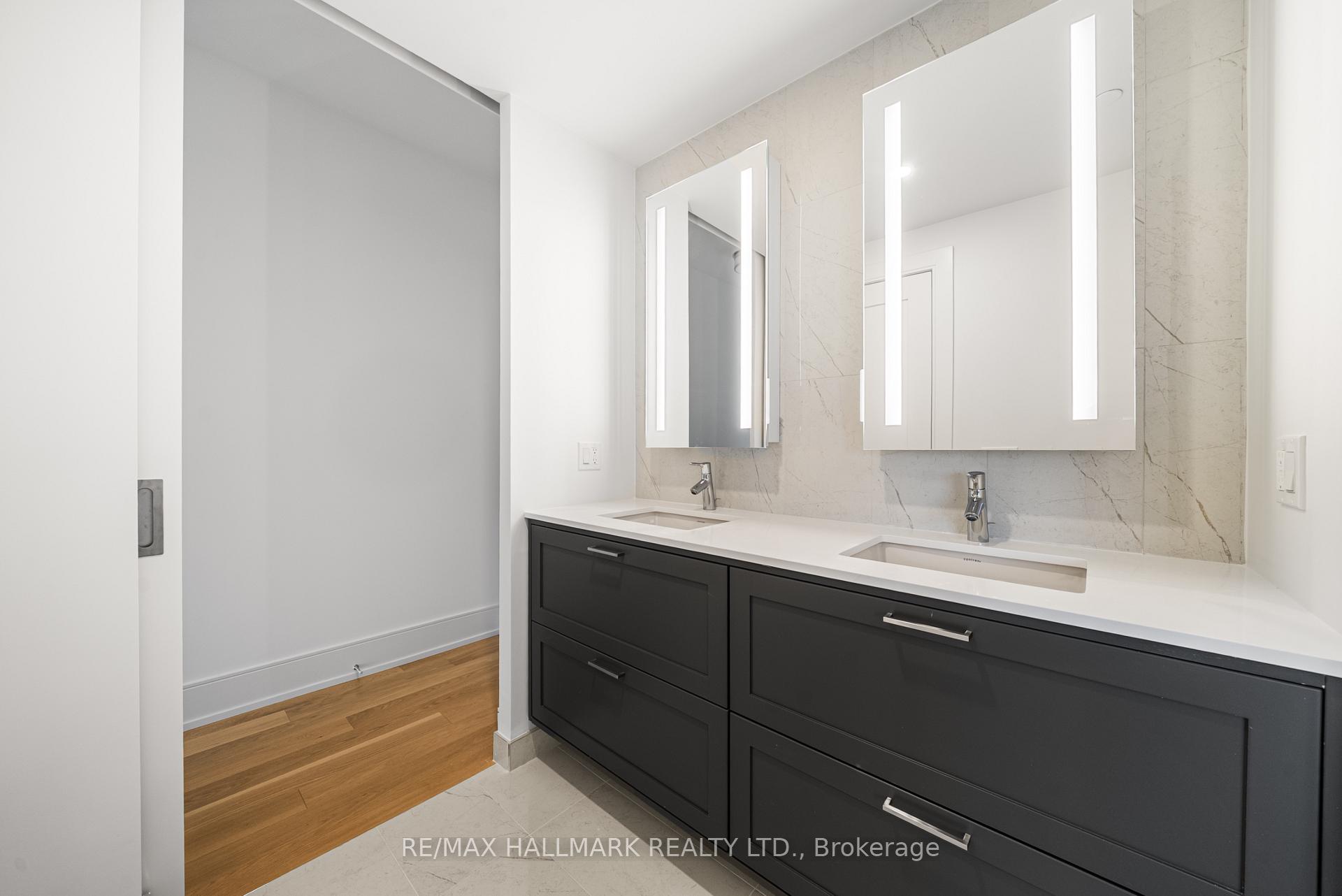 3 Bedrooms Condo at 10 Inn On The Park, Toronto For sale