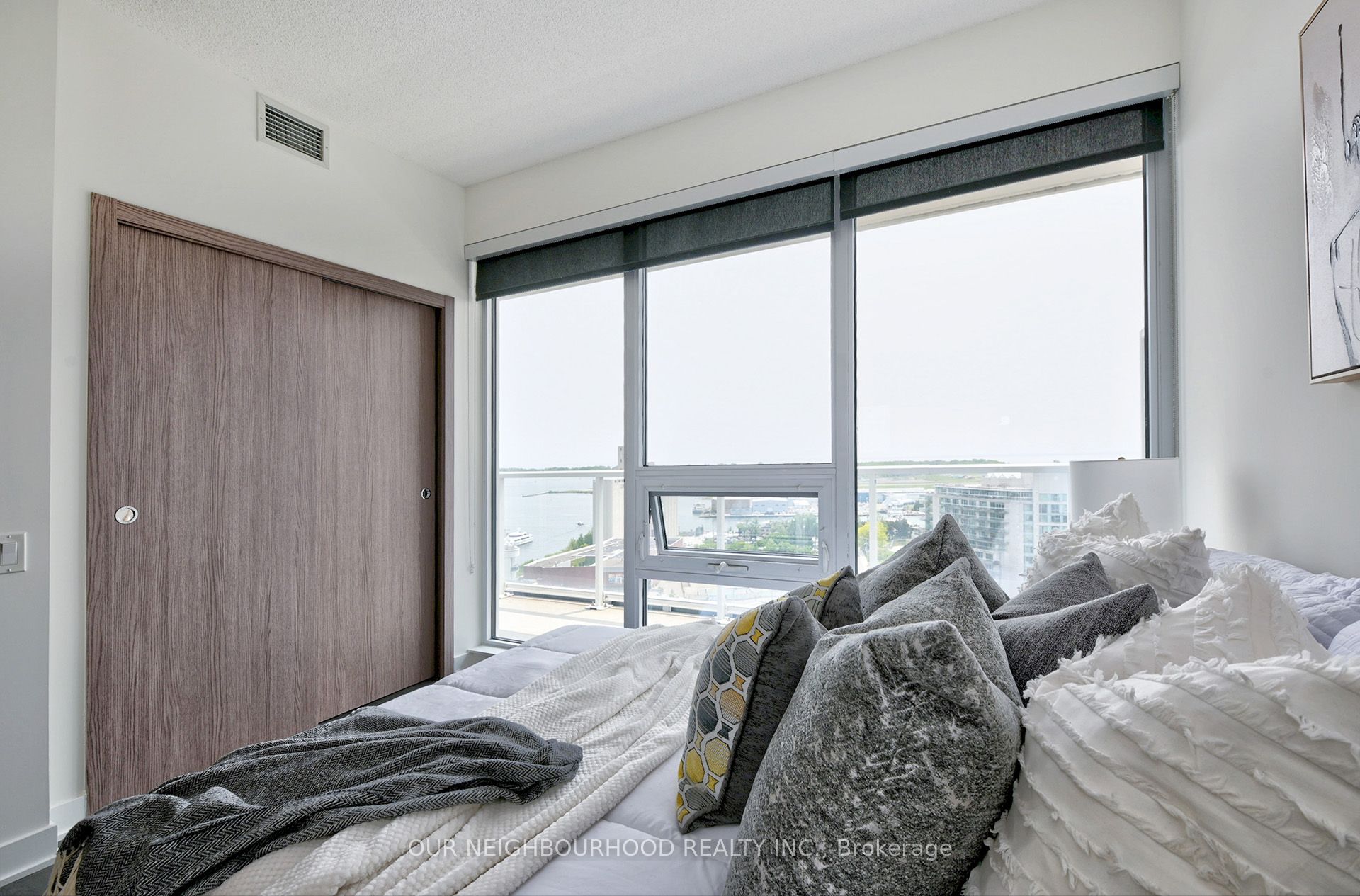 19 Bathurst Street, #2111