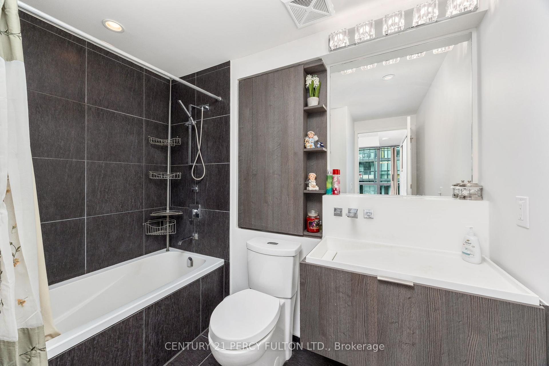 2 Bedrooms Condo at 101 Charles, Toronto For sale
