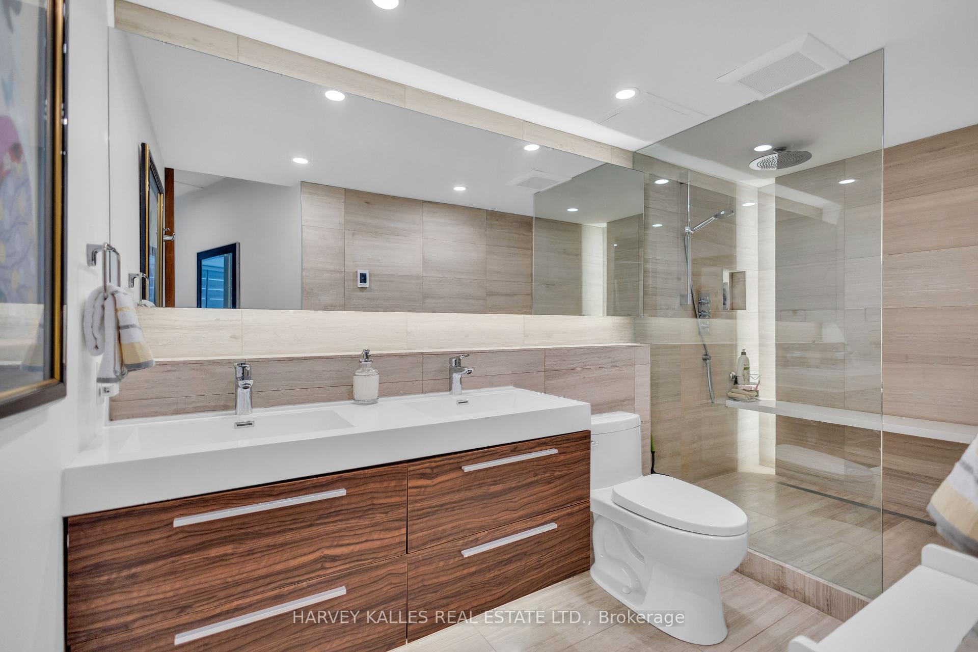 2 Bedrooms Condo at 1331 Bay, Toronto For sale