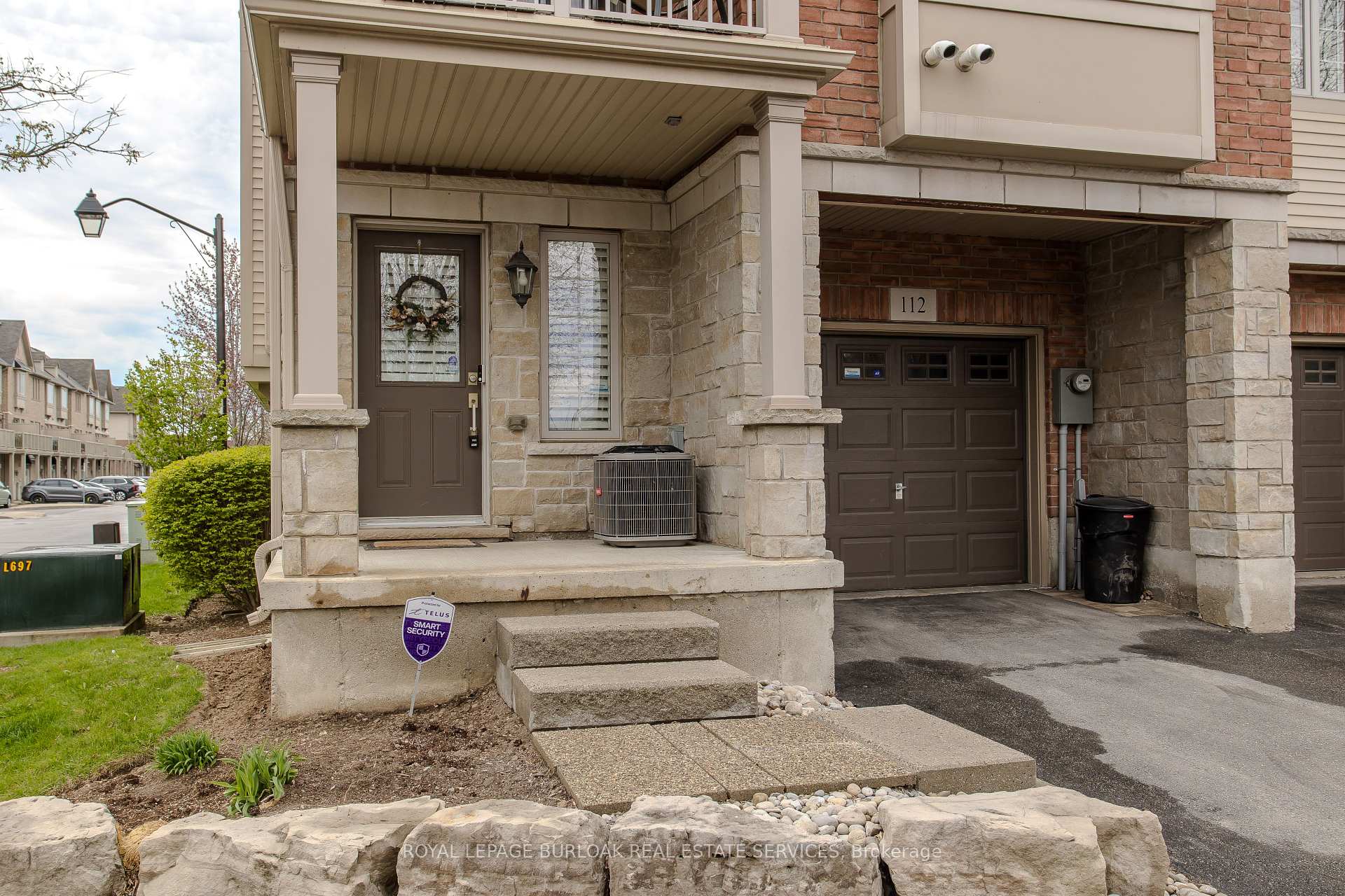 3 Bedrooms Condo at 1401 Plains, Burlington For sale
