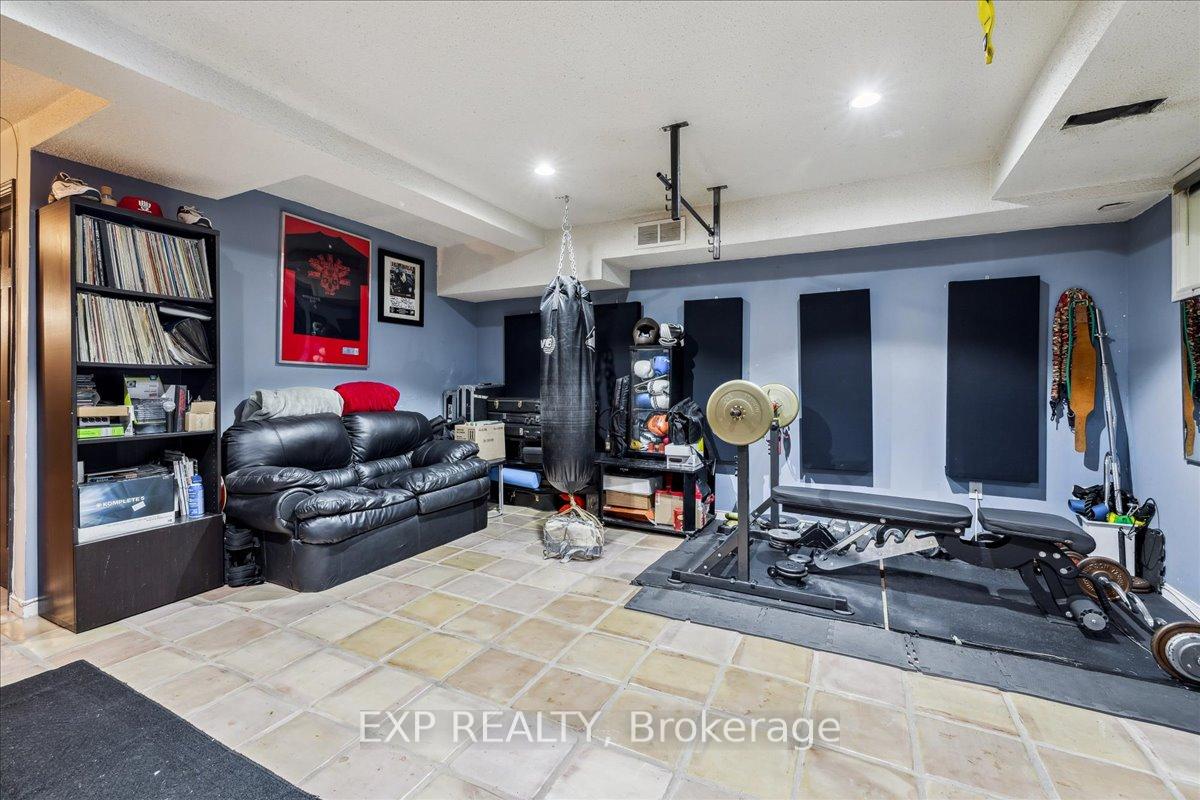 3 Bedrooms Condo at 62 Tamarack, Toronto For sale