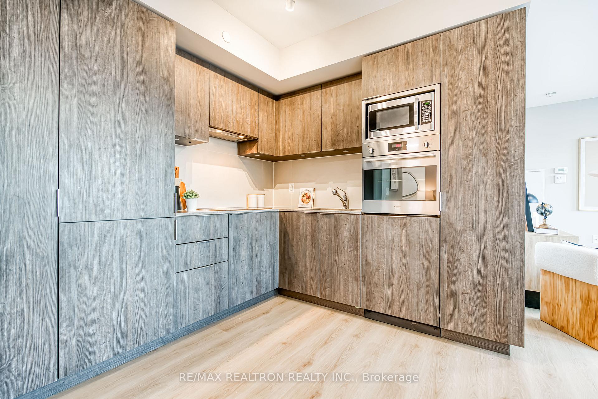 3 Bedrooms Condo at 11 Wellesley, Toronto For sale