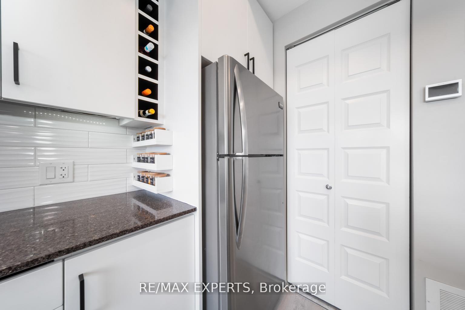 2 Bedrooms Condo at 8167 Kipling, Vaughan For sale