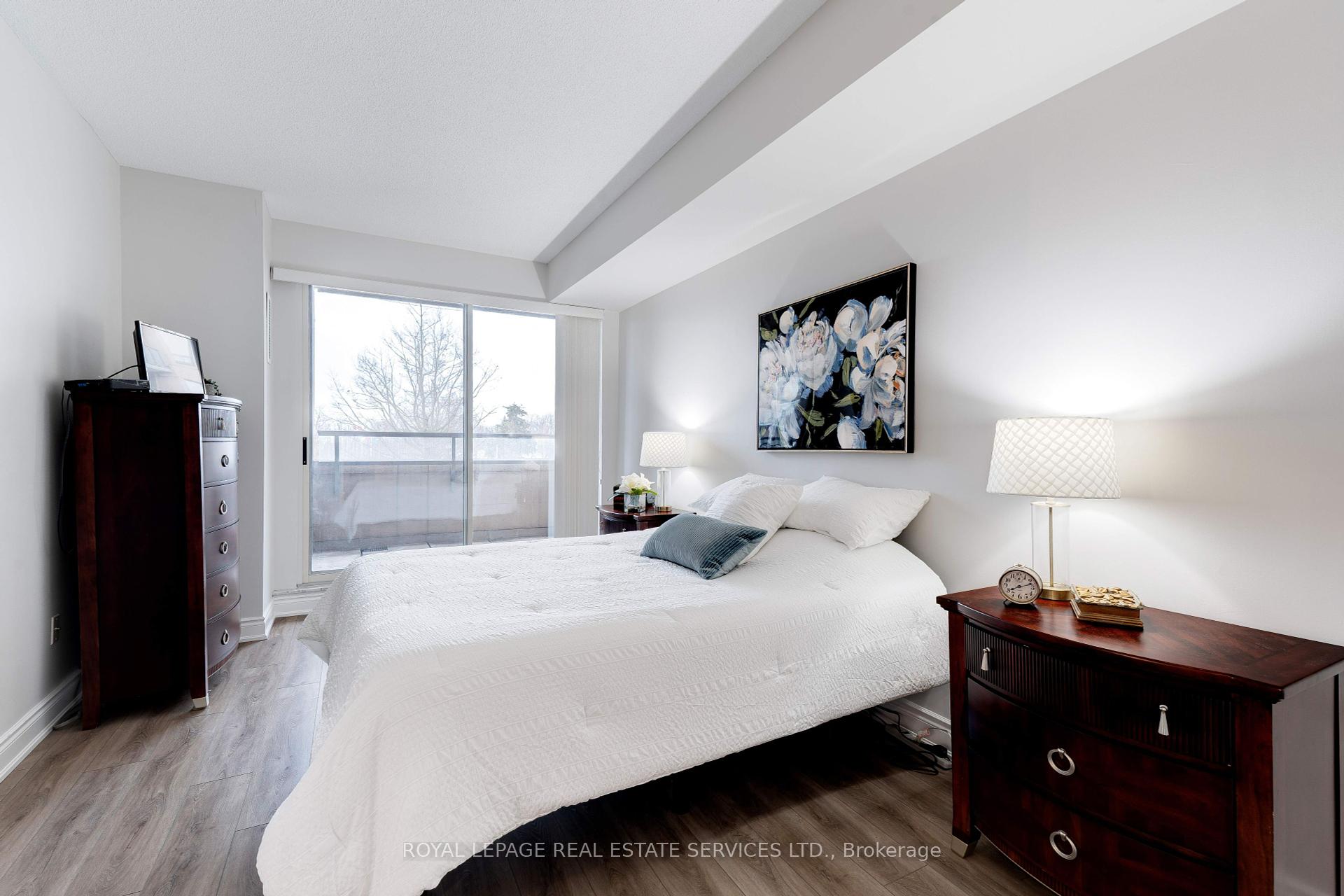 2 Bedrooms Condo at 2511 Lakeshore,  Oakville For sale