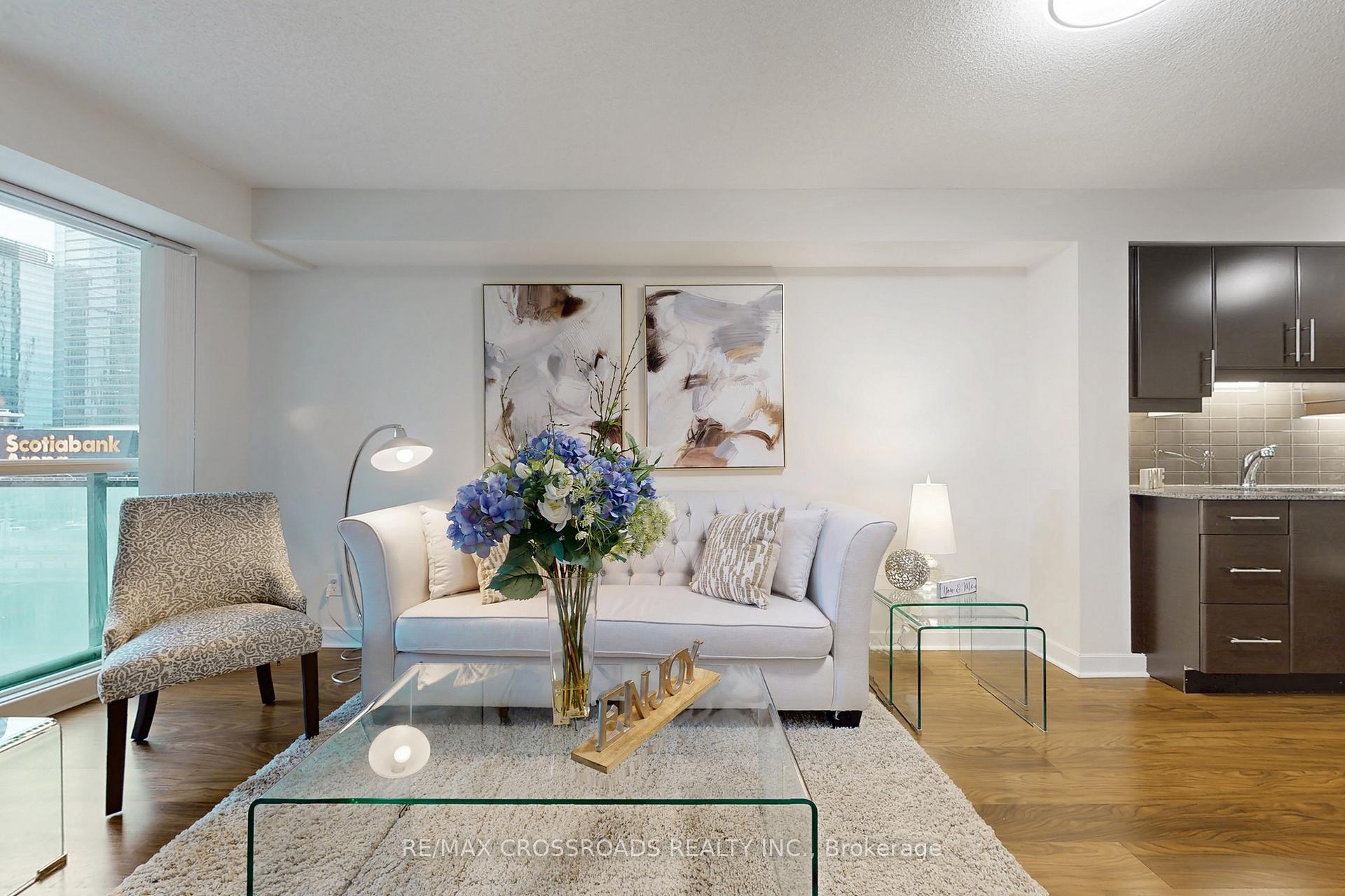 2 Bedrooms Condo at 33 Bay, Toronto For sale