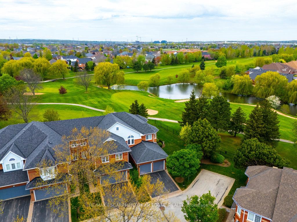 4 Bedrooms Condo at 2145 Country Club, Burlington For sale