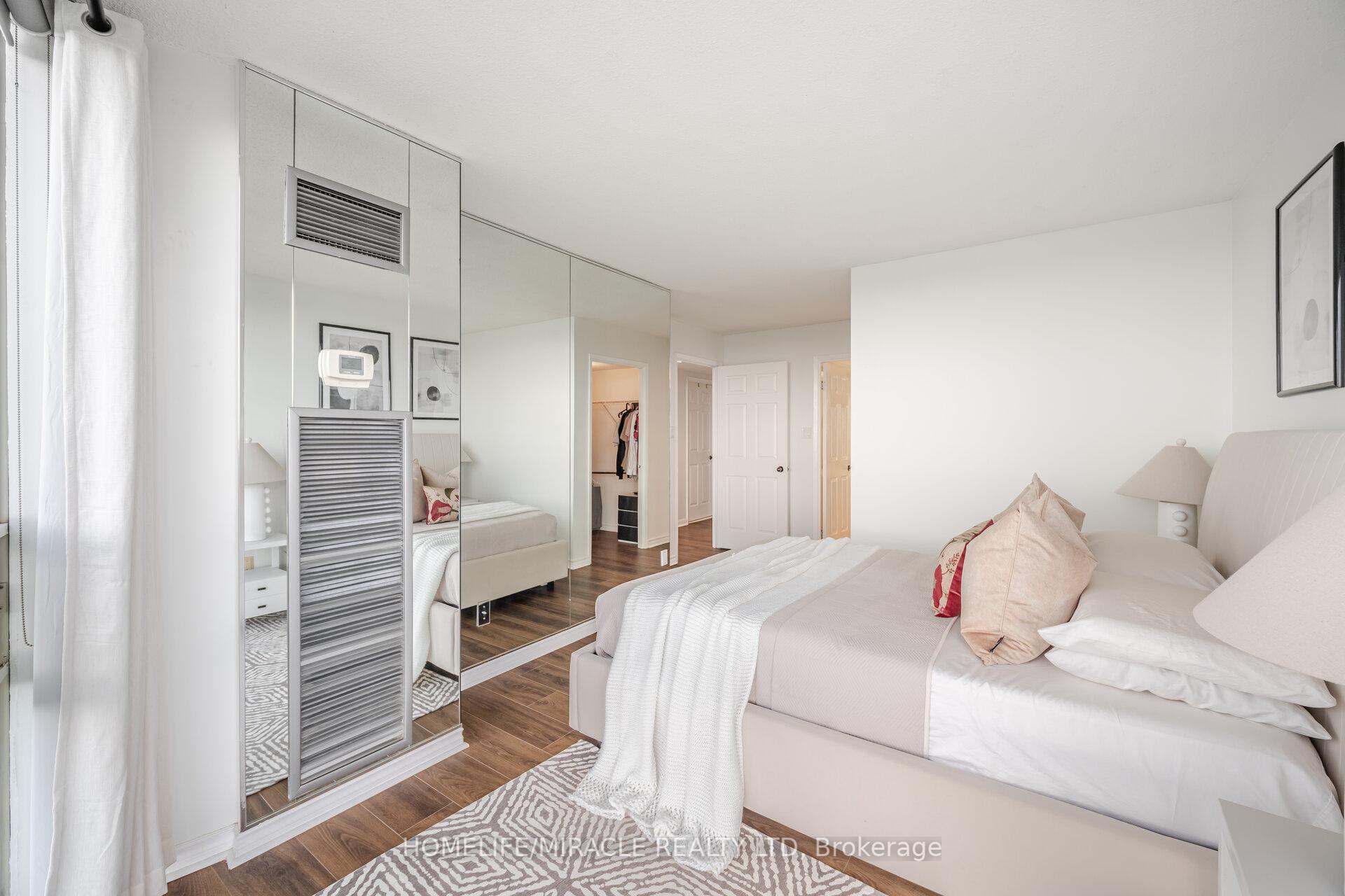 2 Bedrooms Condo at 50 Eglinton, Mississauga For sale