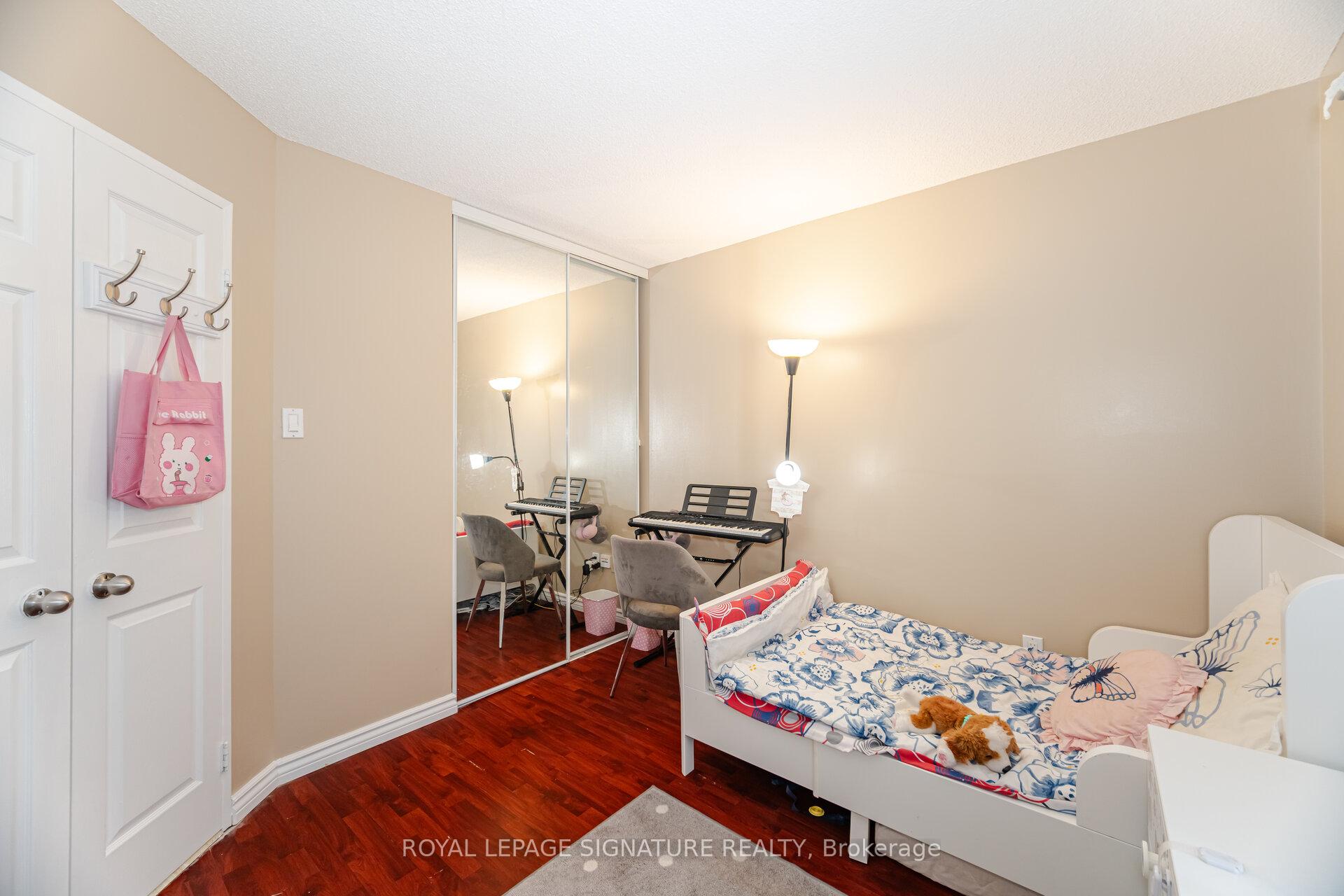 3 Bedrooms Condo at 50 Kingsbridge Garden, Mississauga For sale