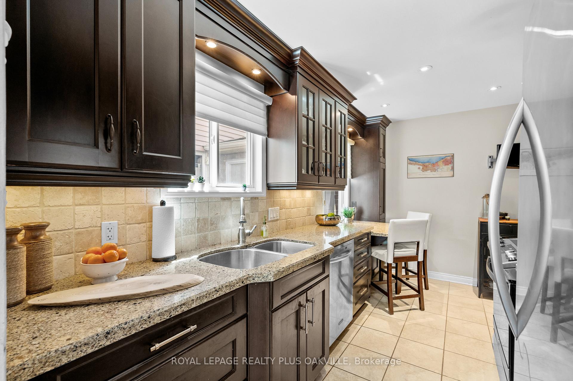 2 Bedrooms Condo at 5255 Lakeshore, Burlington For sale