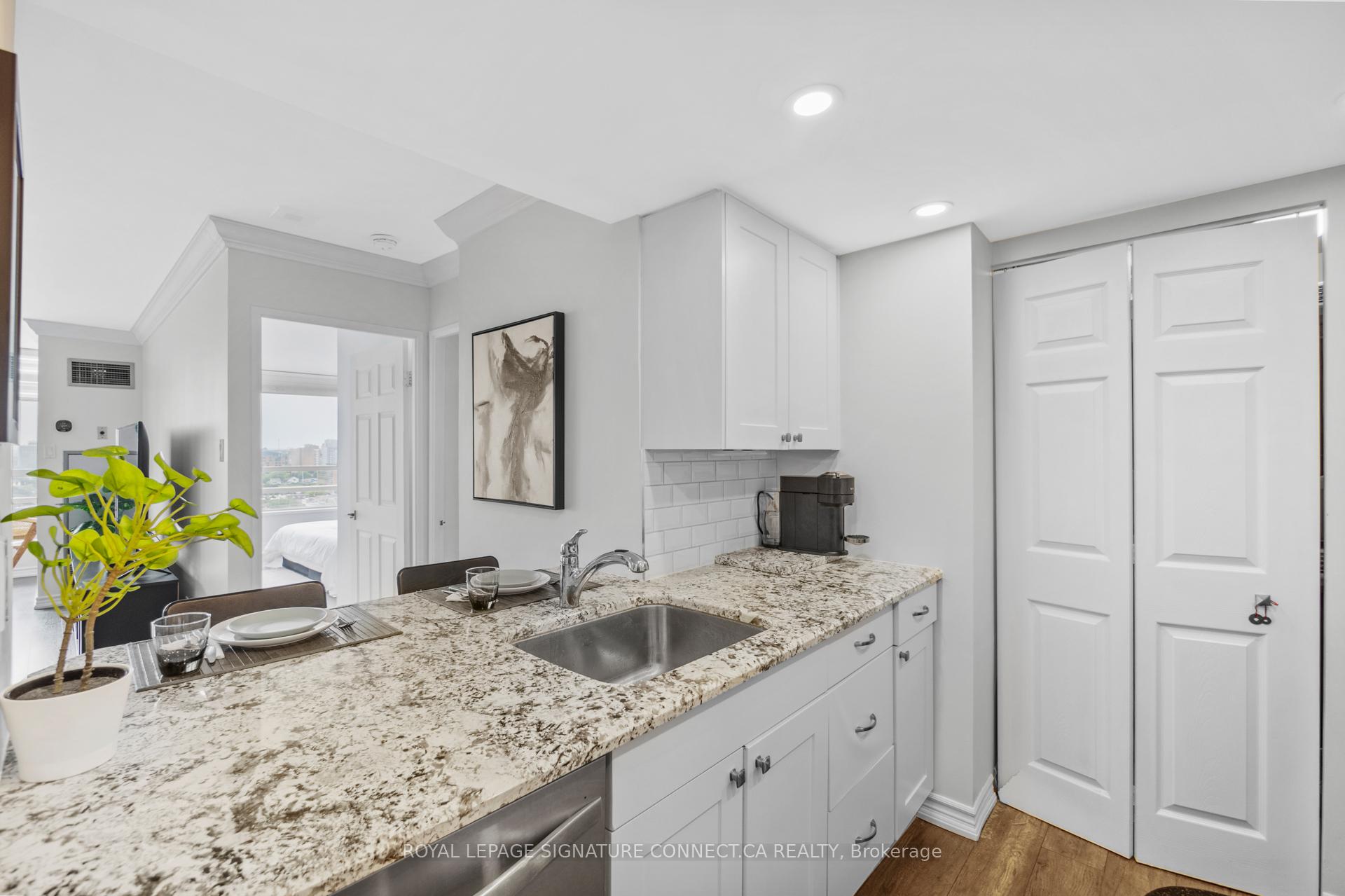 2 Bedrooms Condo at 75 King, Mississauga For sale