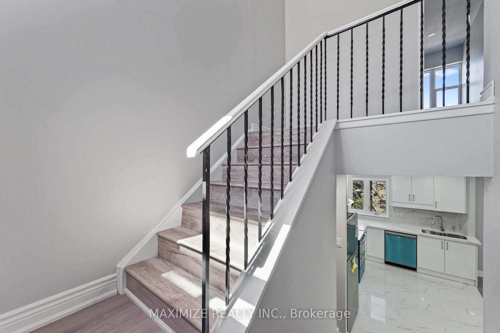 3 Bedrooms Condo at 1055 Dundas,  Mississauga For sale