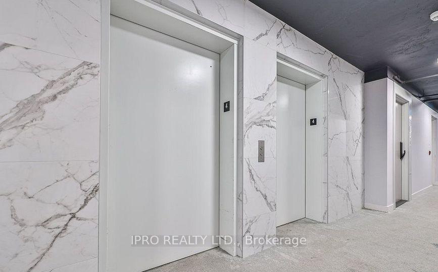 2 Bedrooms Condo at 3200 Dakota, Burlington For sale