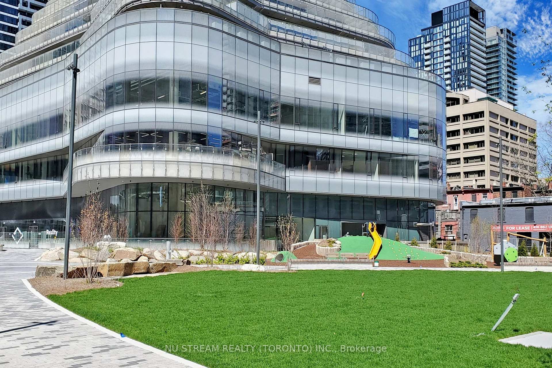 2 Bedrooms Condo at 11 Wellesley, Toronto For sale