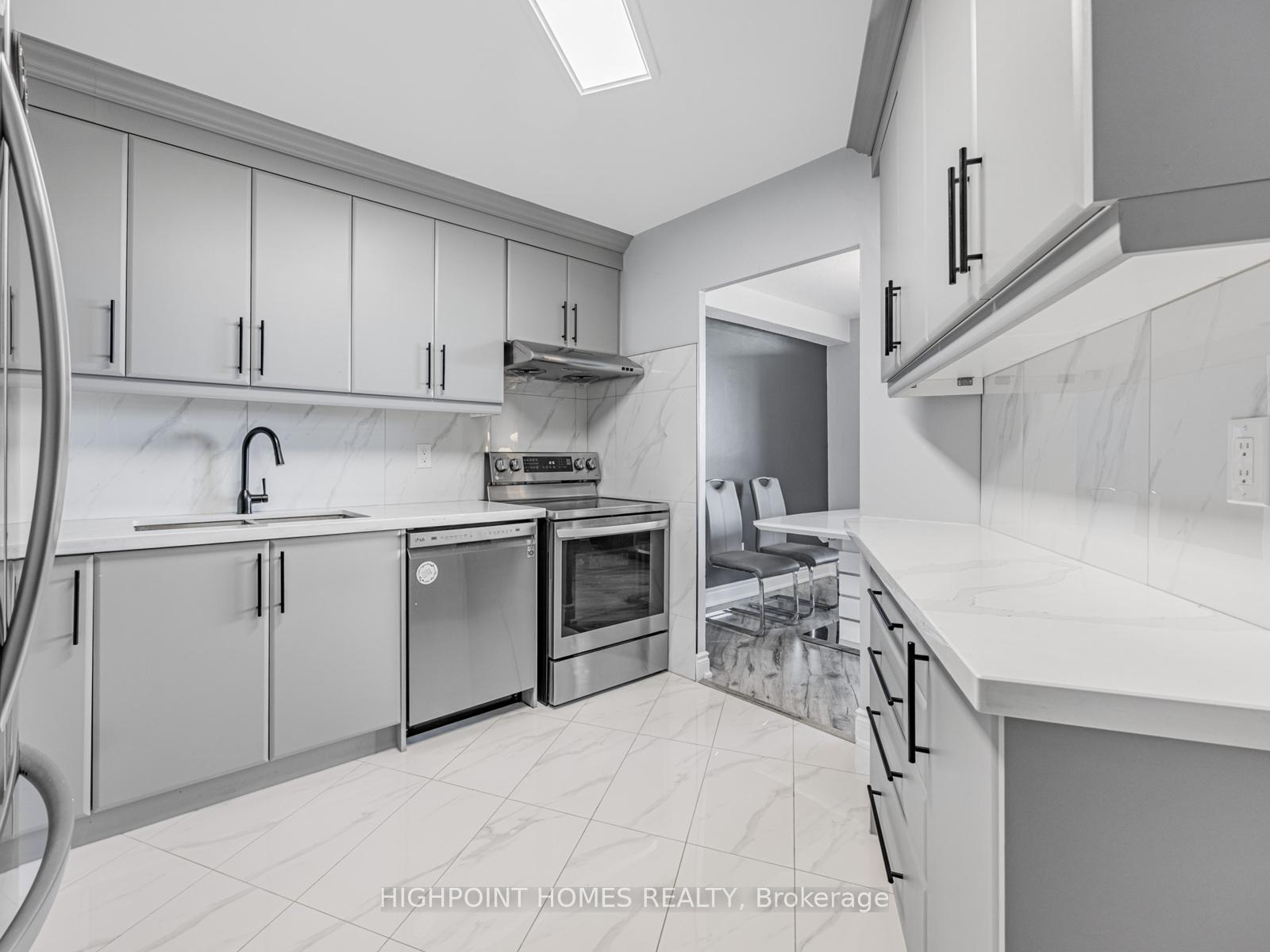3 Bedrooms Condo at 10 Edgecliff, Toronto For sale