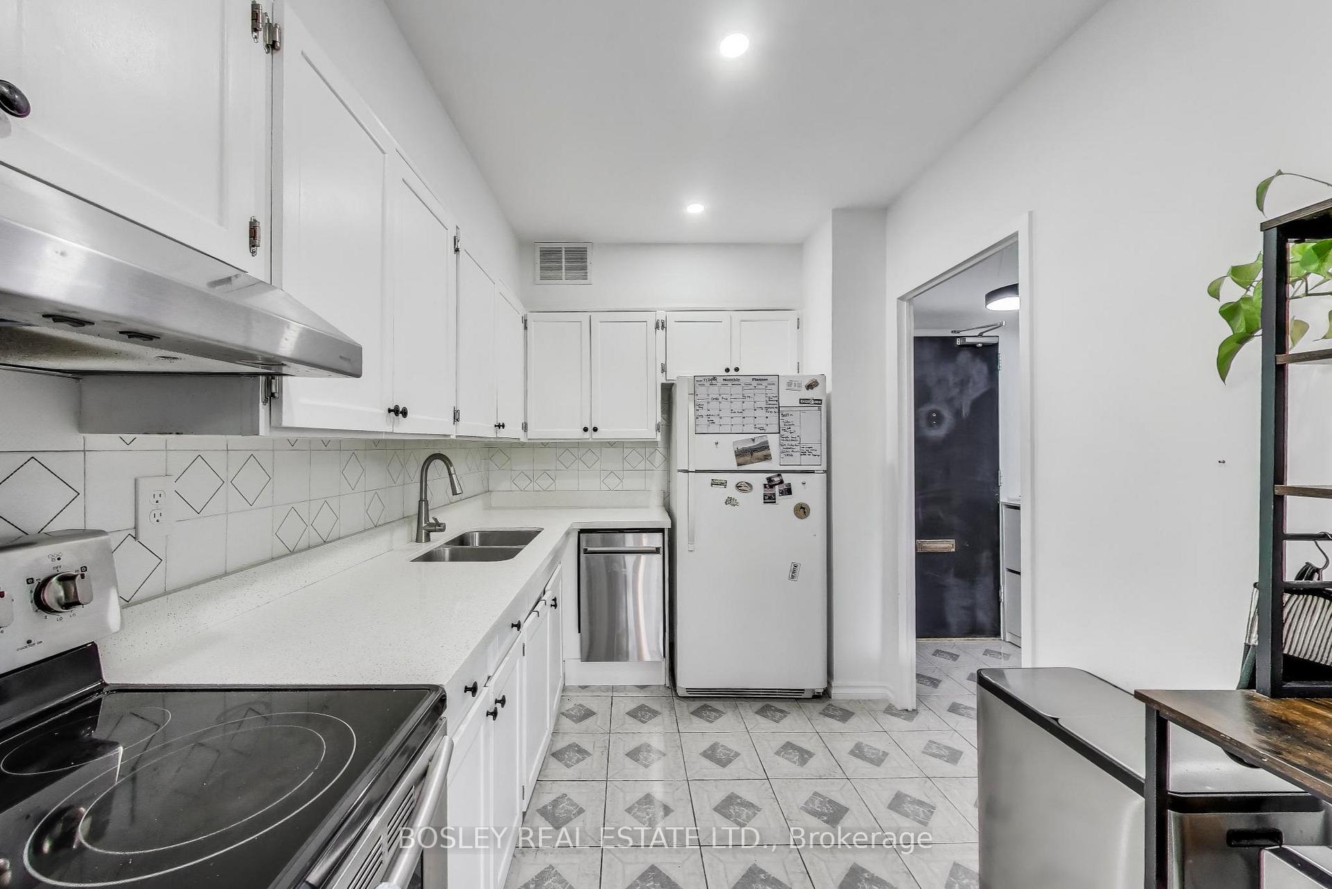 2 Bedrooms Condo at 10 Parkway Forest, Toronto For sale