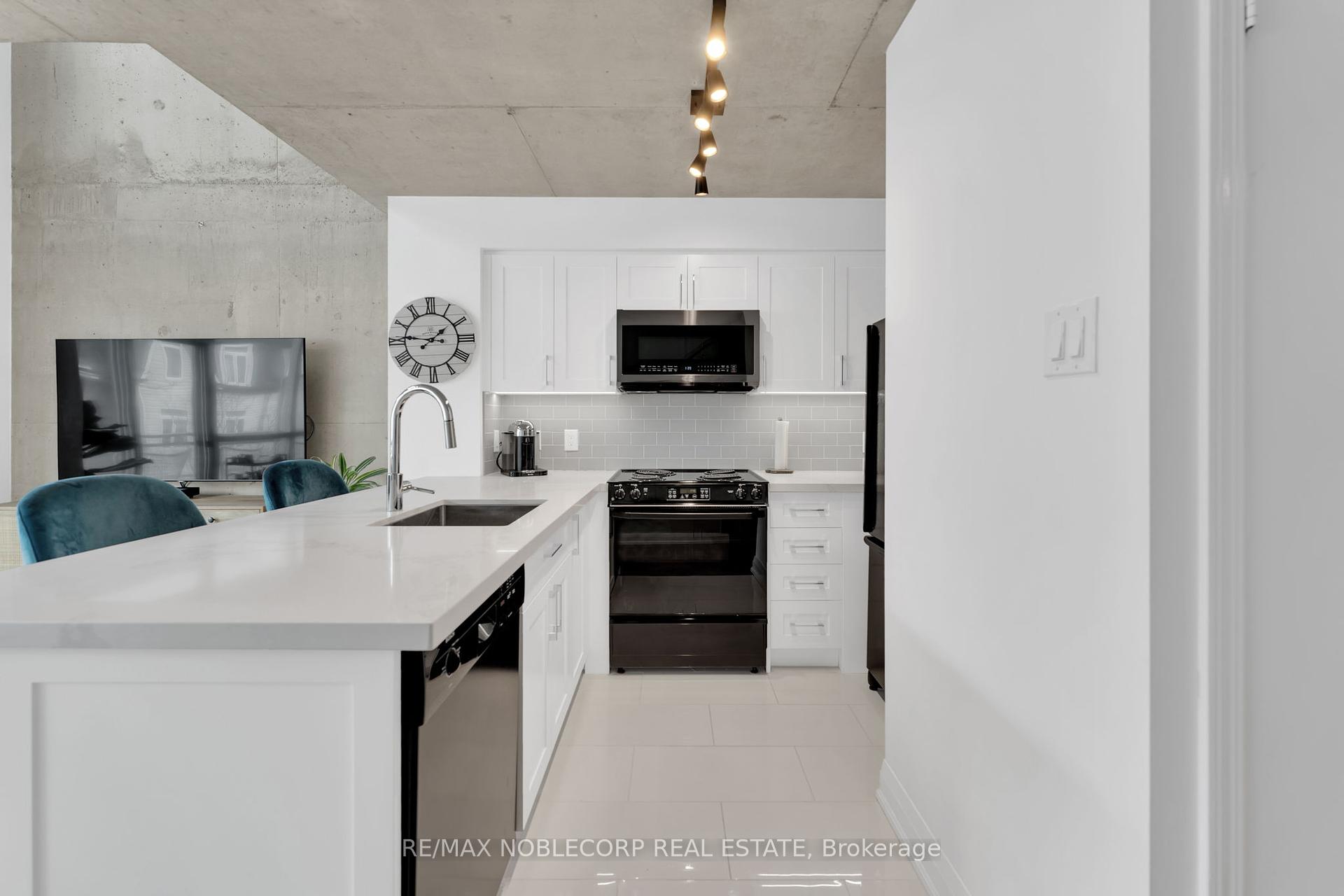 2 Bedrooms Condo at 954 King, Toronto For sale