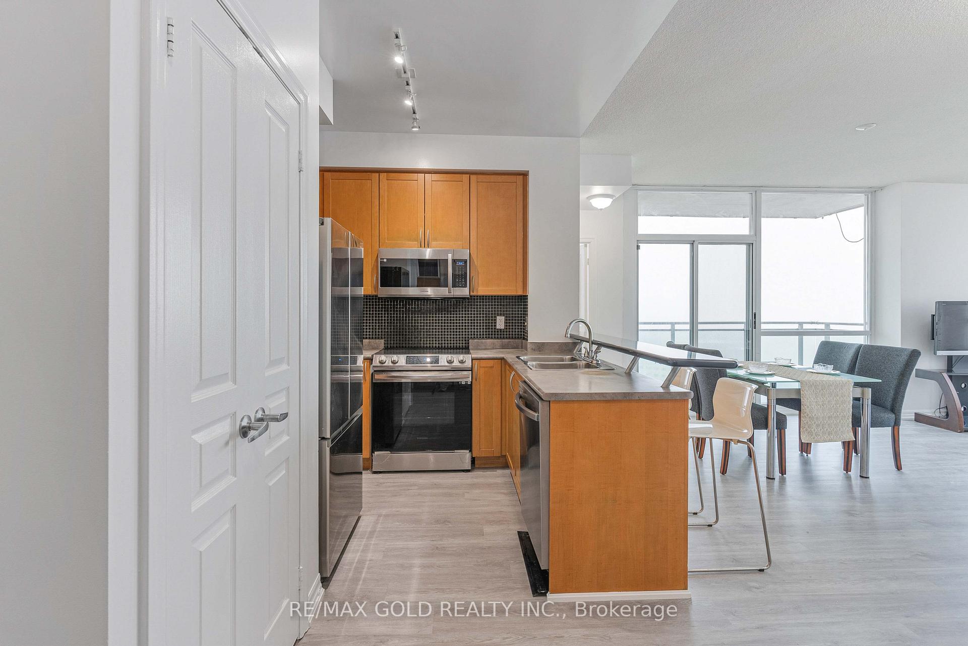 3 Bedrooms Condo at 3939 Duke Of York, Mississauga For sale