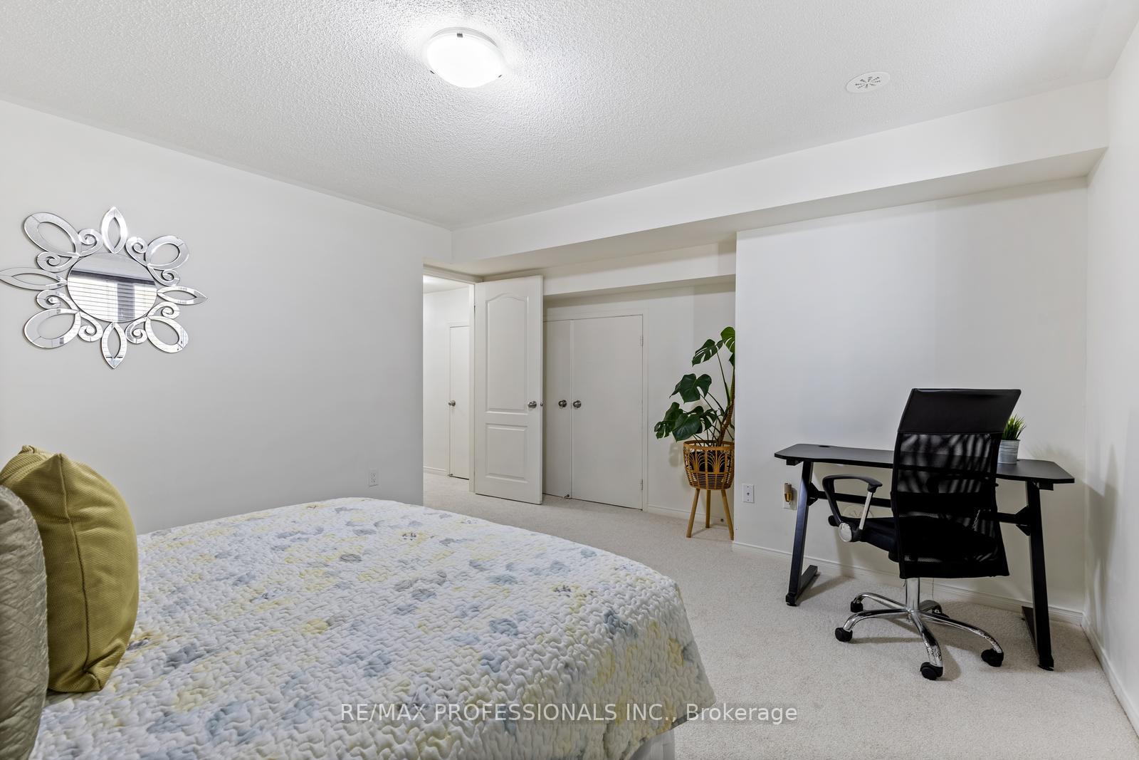 2 Bedrooms Condo at 3070 Thomas, Mississauga For sale