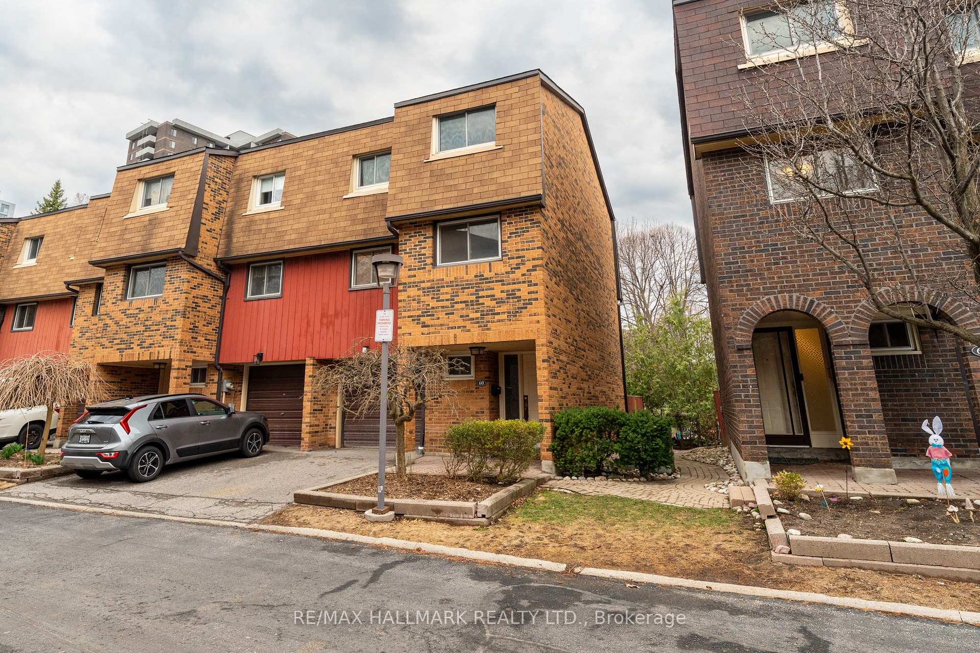 3 Bedrooms Condo at 60 Bards Walkway, Toronto For sale