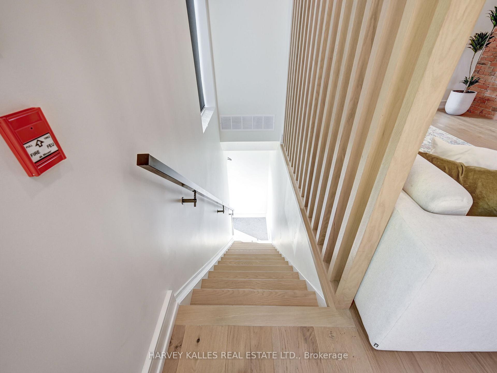 885 Dundas Street W Upper