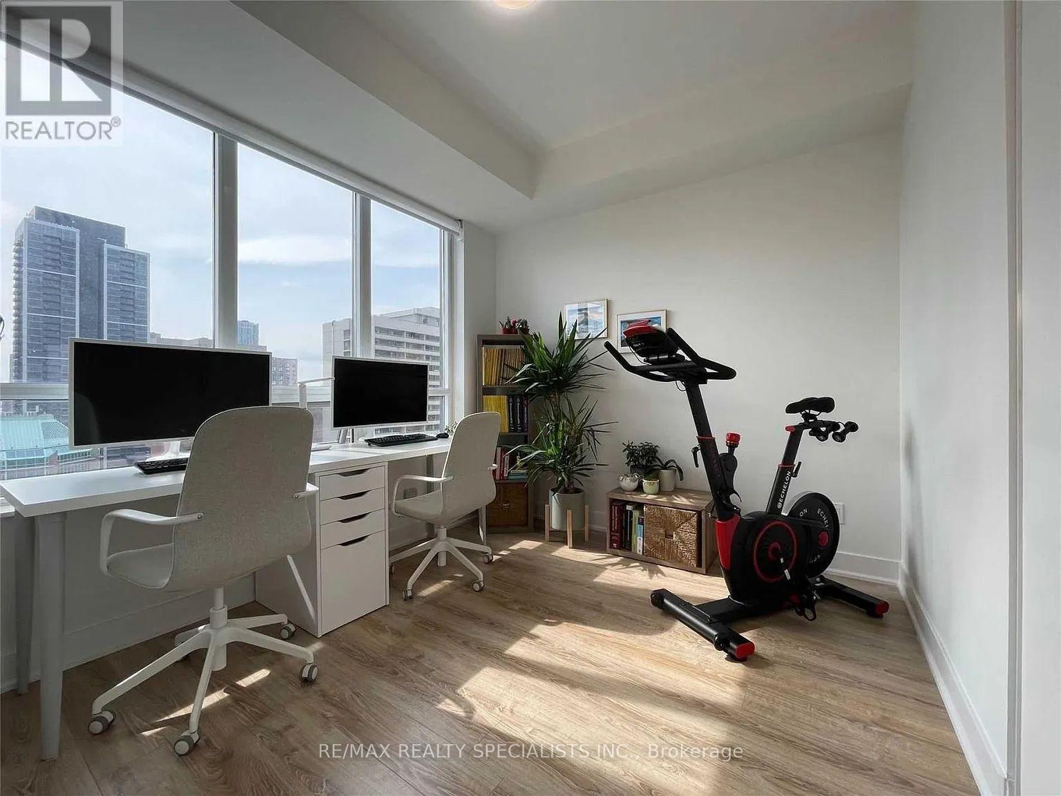2 Bedrooms Condo at 28 Linden, Toronto For sale