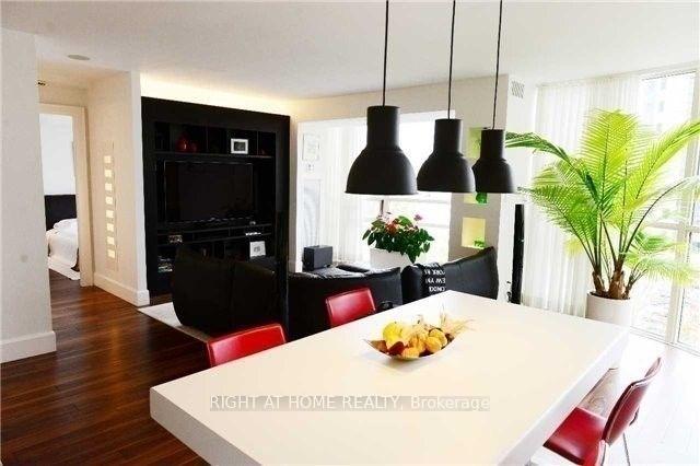 2 Bedrooms Condo at 50 Eglinton, Mississauga For sale
