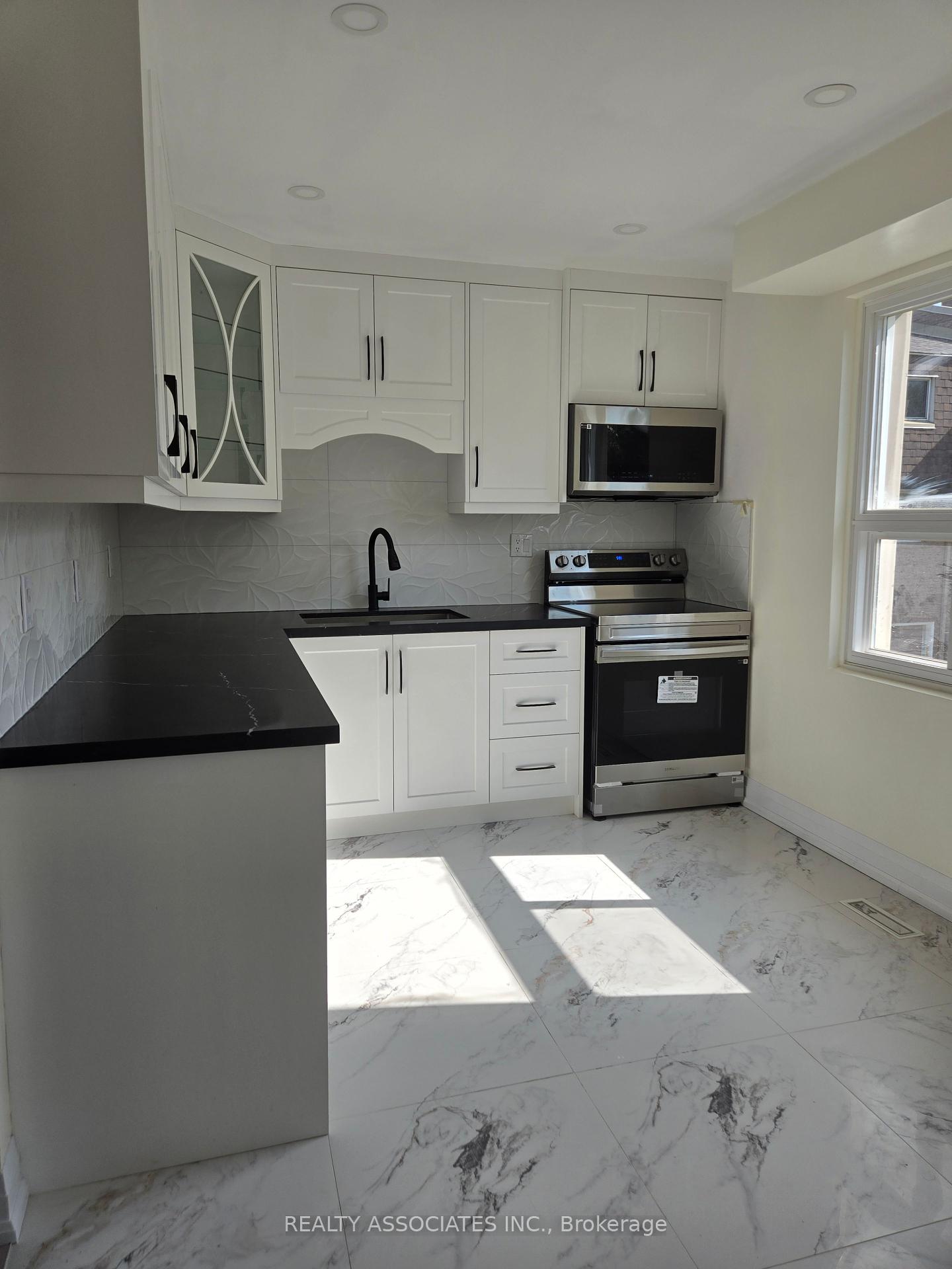 3 Bedrooms Condo at 2 Stonehill, Toronto For sale