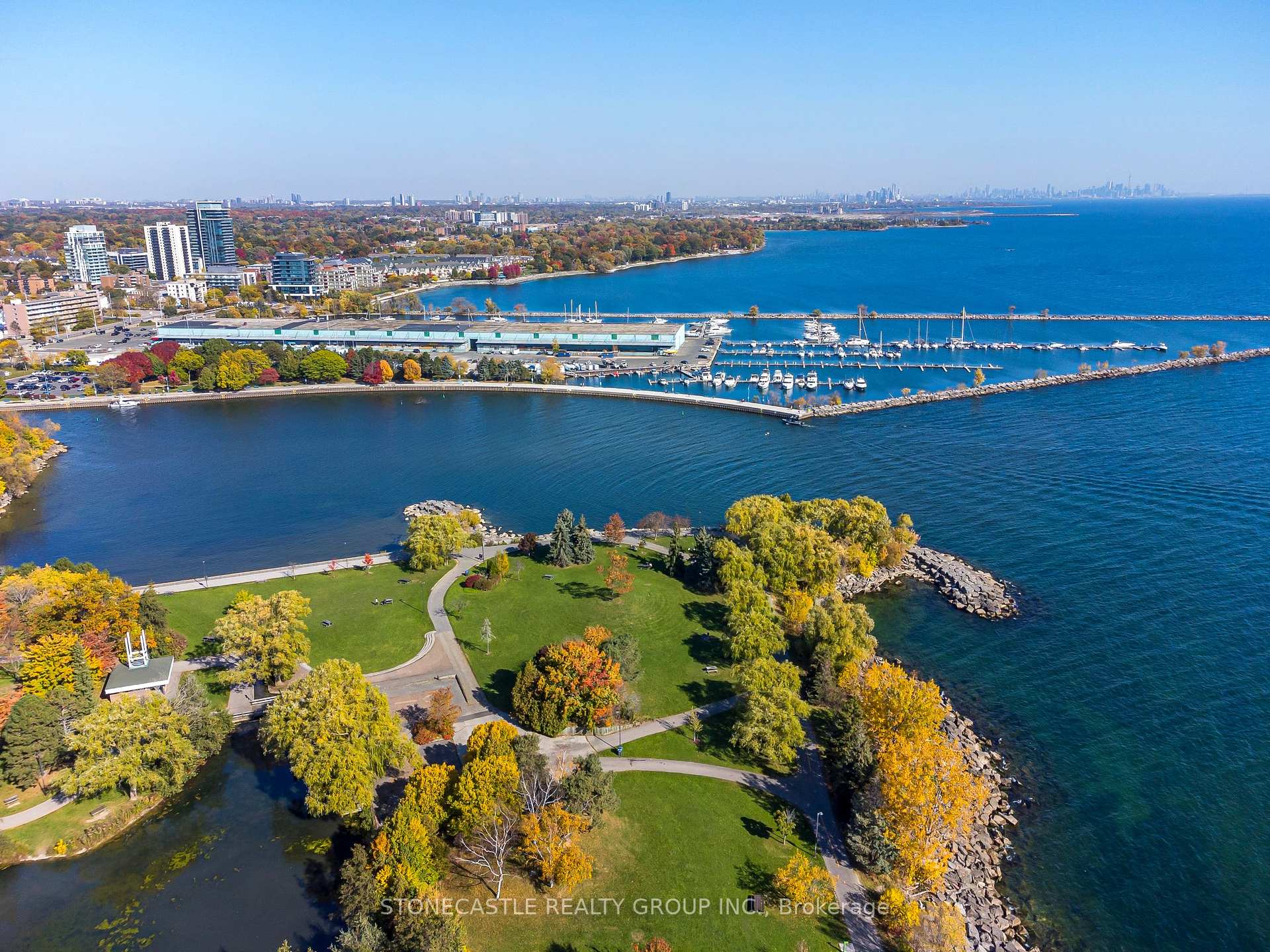 3 Bedrooms Condo at 220 Missinnihe, Mississauga For sale