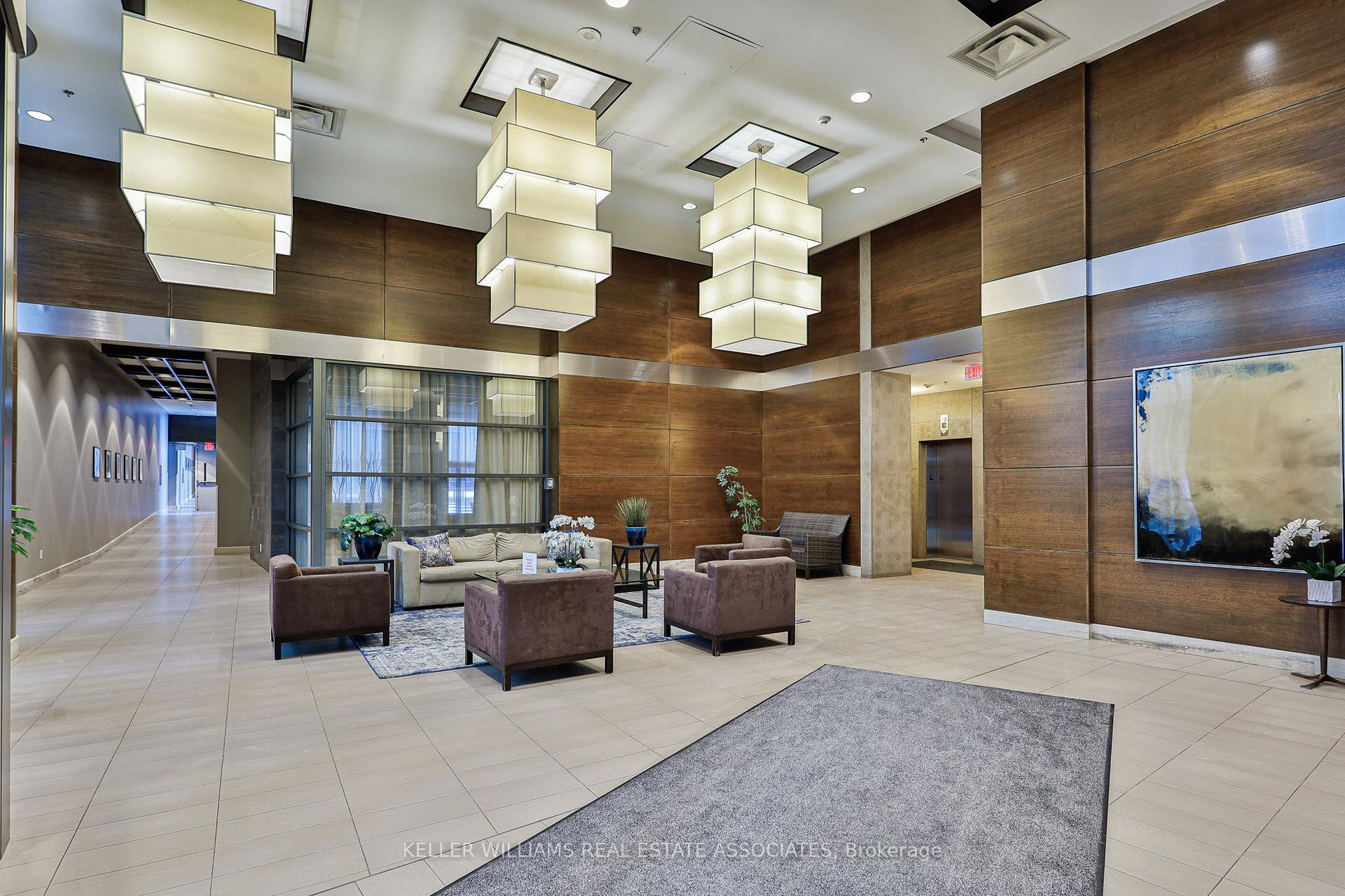 2 Bedrooms Condo at 1 Hurontario, Mississauga For sale