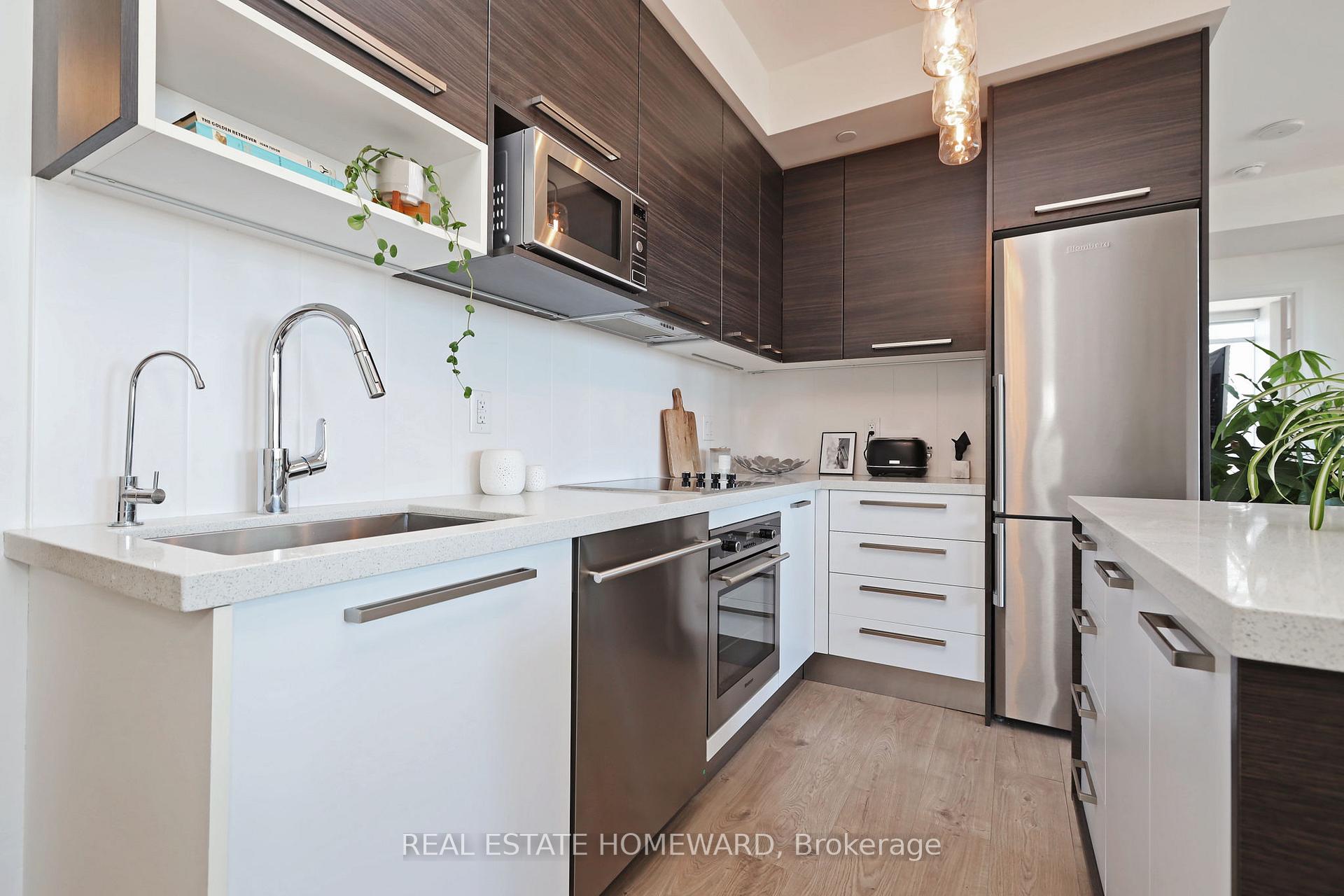 2 Bedrooms Condo at 36 Park Lawn, Toronto For sale