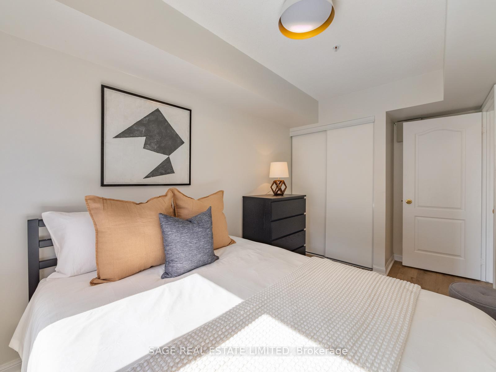 2 Bedrooms Condo at 78 Carr, Toronto For sale