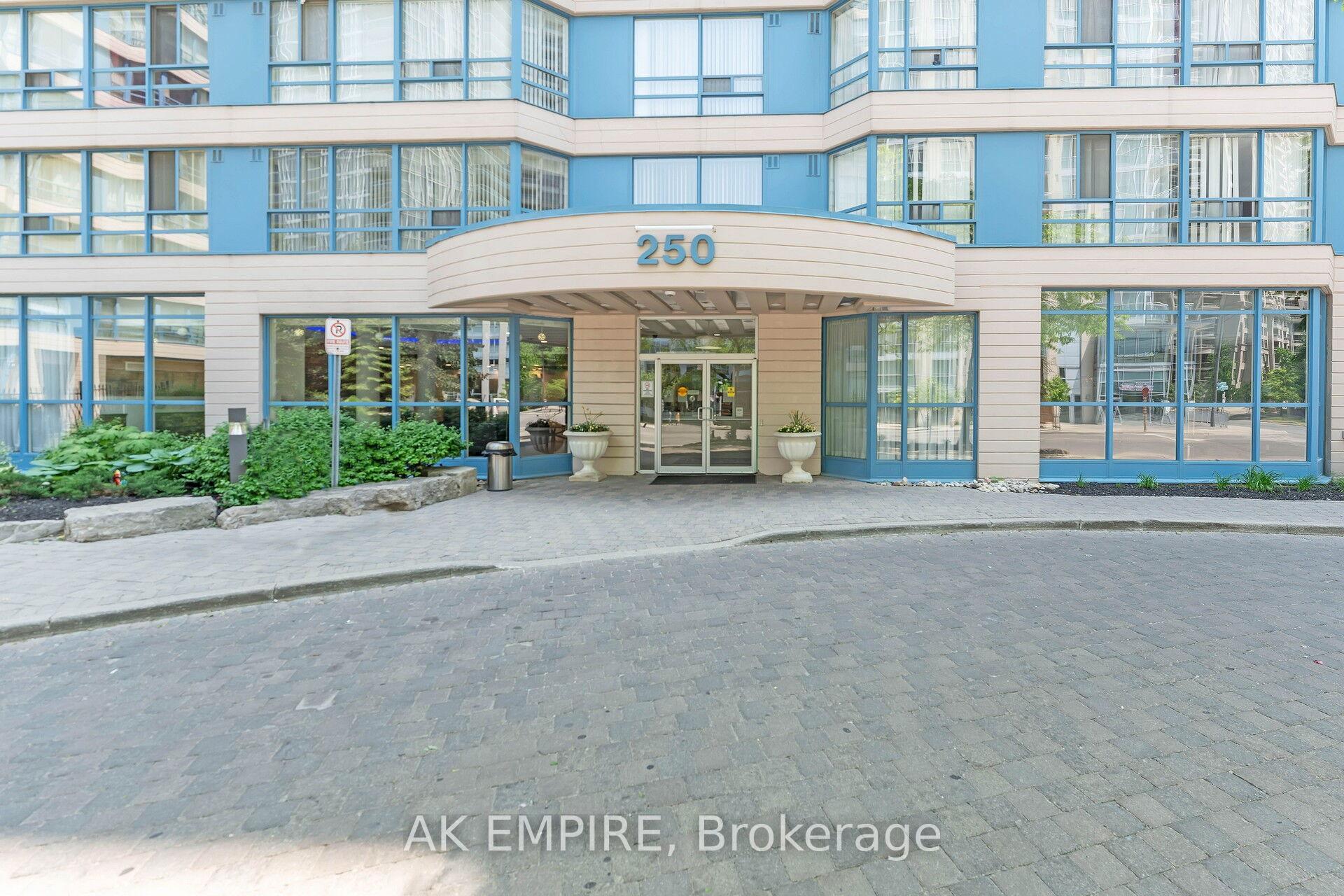 3 Bedrooms Condo at 250 Webb, Mississauga For sale
