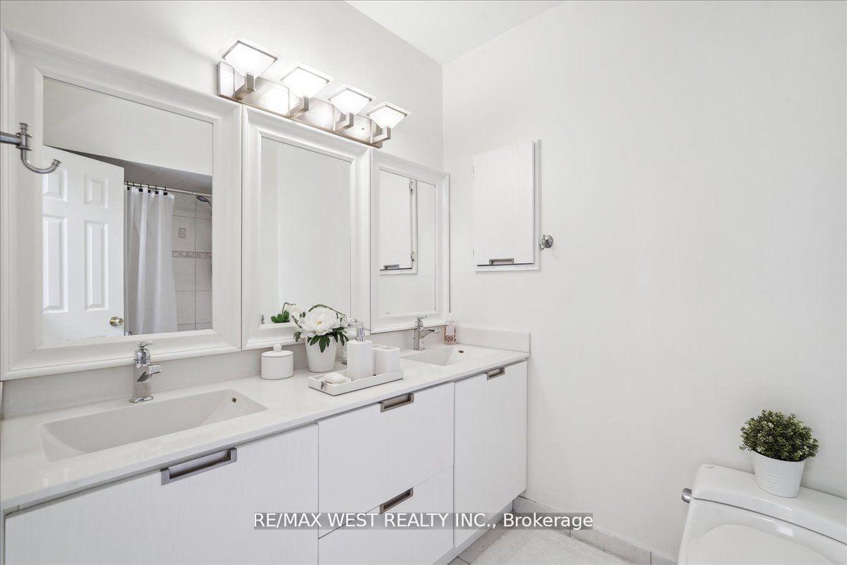 2 Bedrooms Condo at 69 Upper Canada,  Toronto For sale