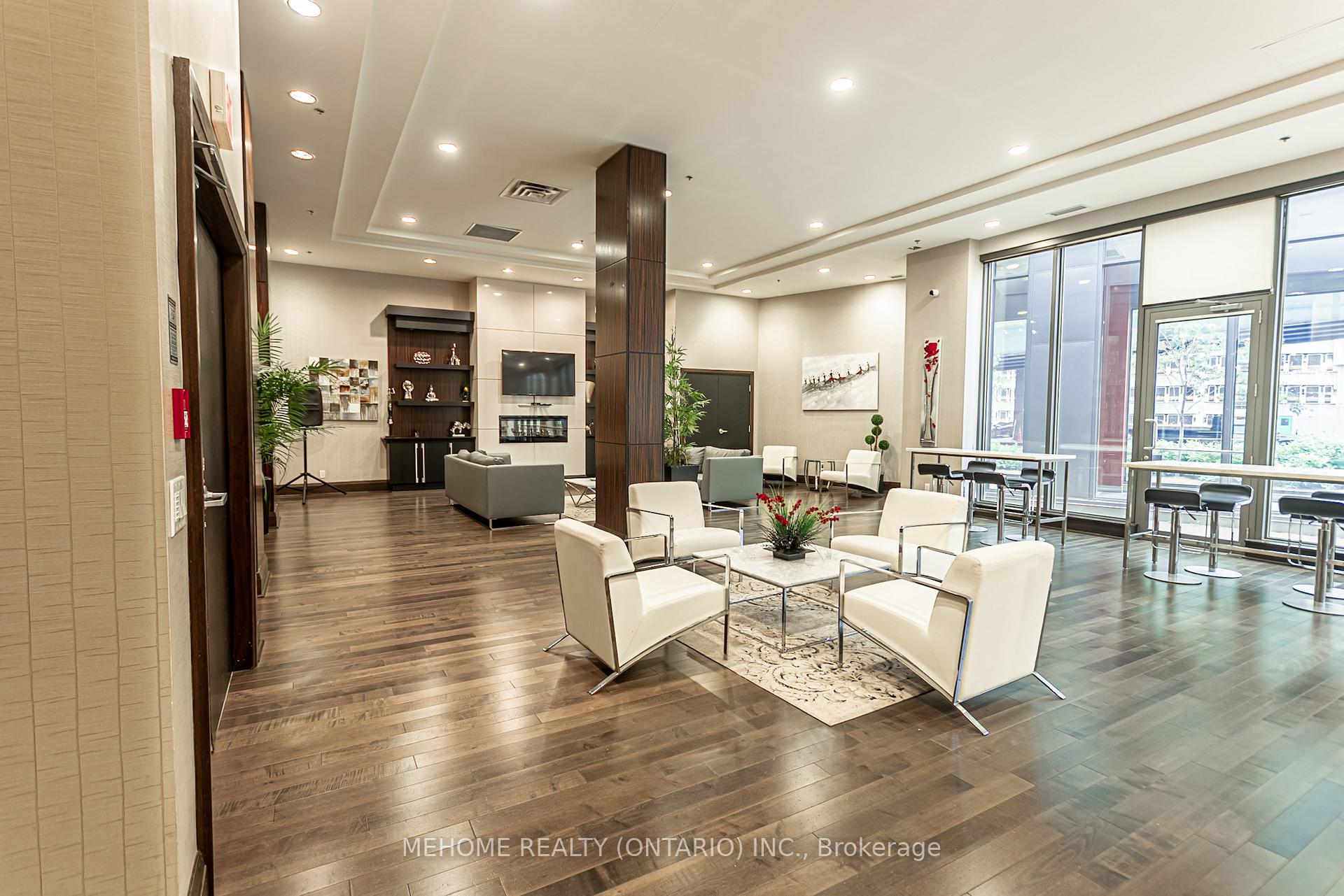 3 Bedrooms Condo at 19 Grand Trunk, Toronto For sale