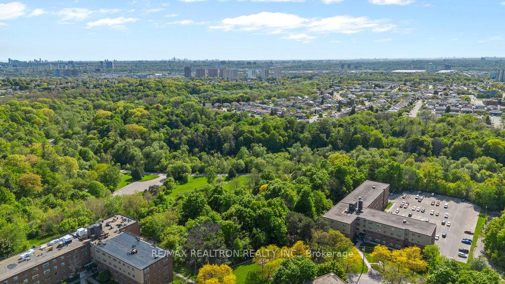 4 Bedrooms Condo at 31 Treeland, Toronto For sale