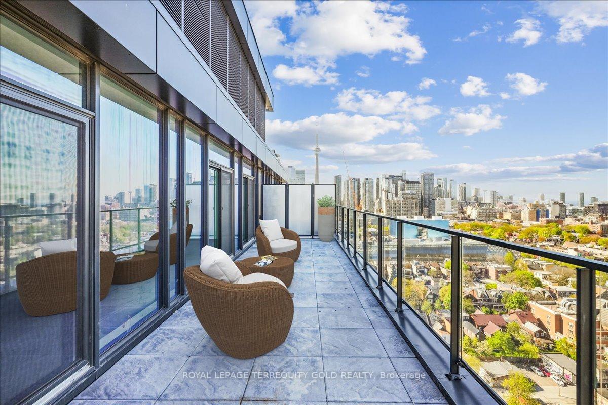 3 Bedrooms Condo at 195 McCaul, Toronto For sale