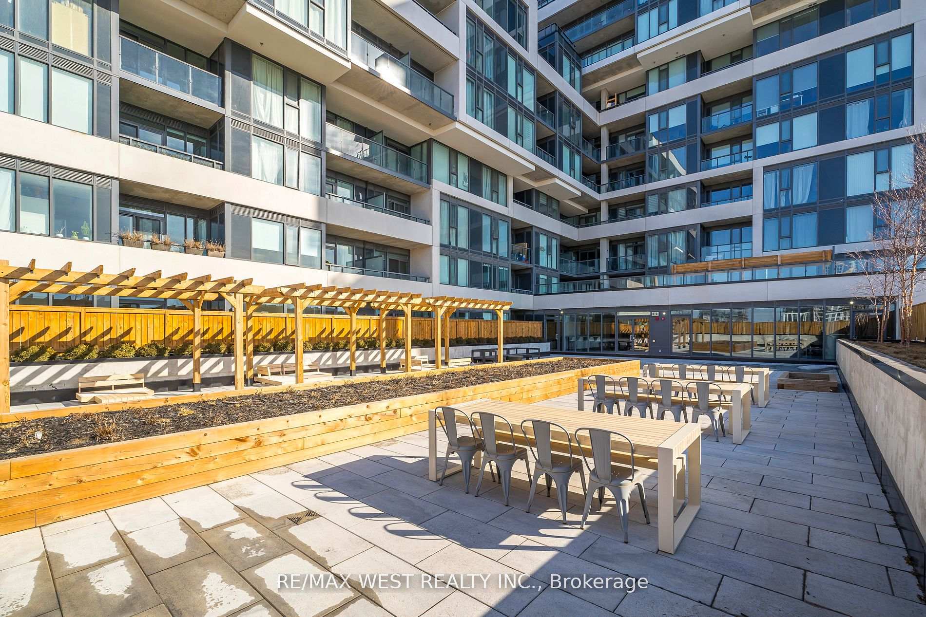 2 Bedrooms Condo at 859 The Queensway, Toronto For sale