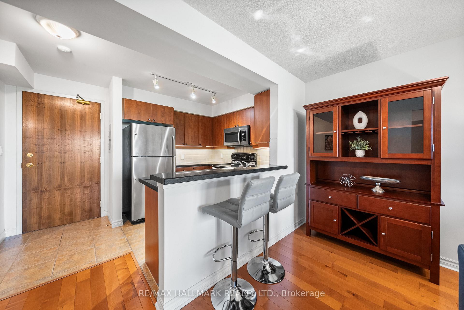 2 Bedrooms Condo at 3830 Bathurst, Toronto For sale