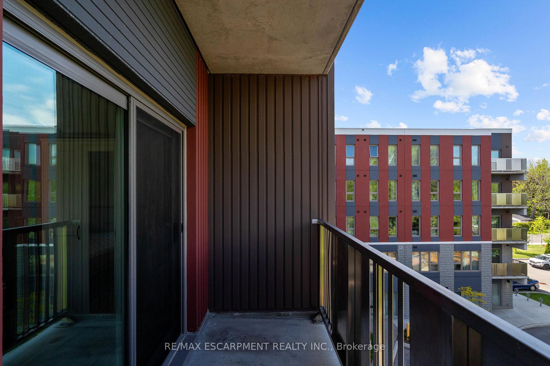 2 Bedrooms Condo at 77 LELAND, Hamilton For sale