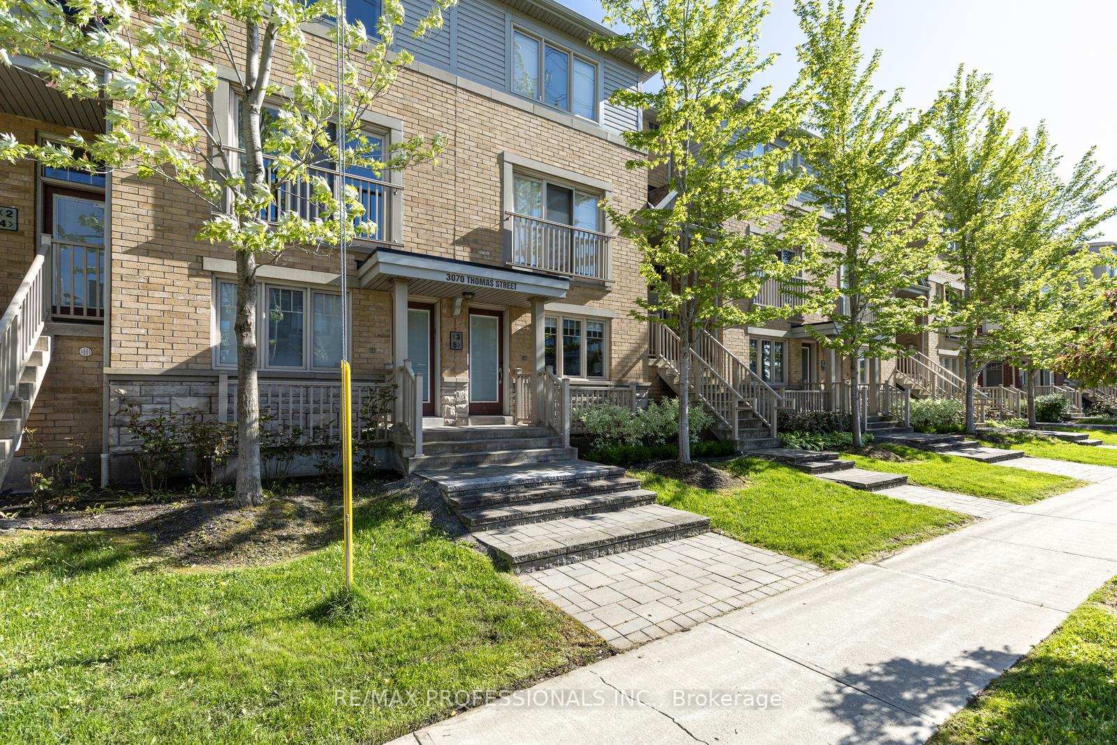 2 Bedrooms Condo at 3070 Thomas, Mississauga For sale