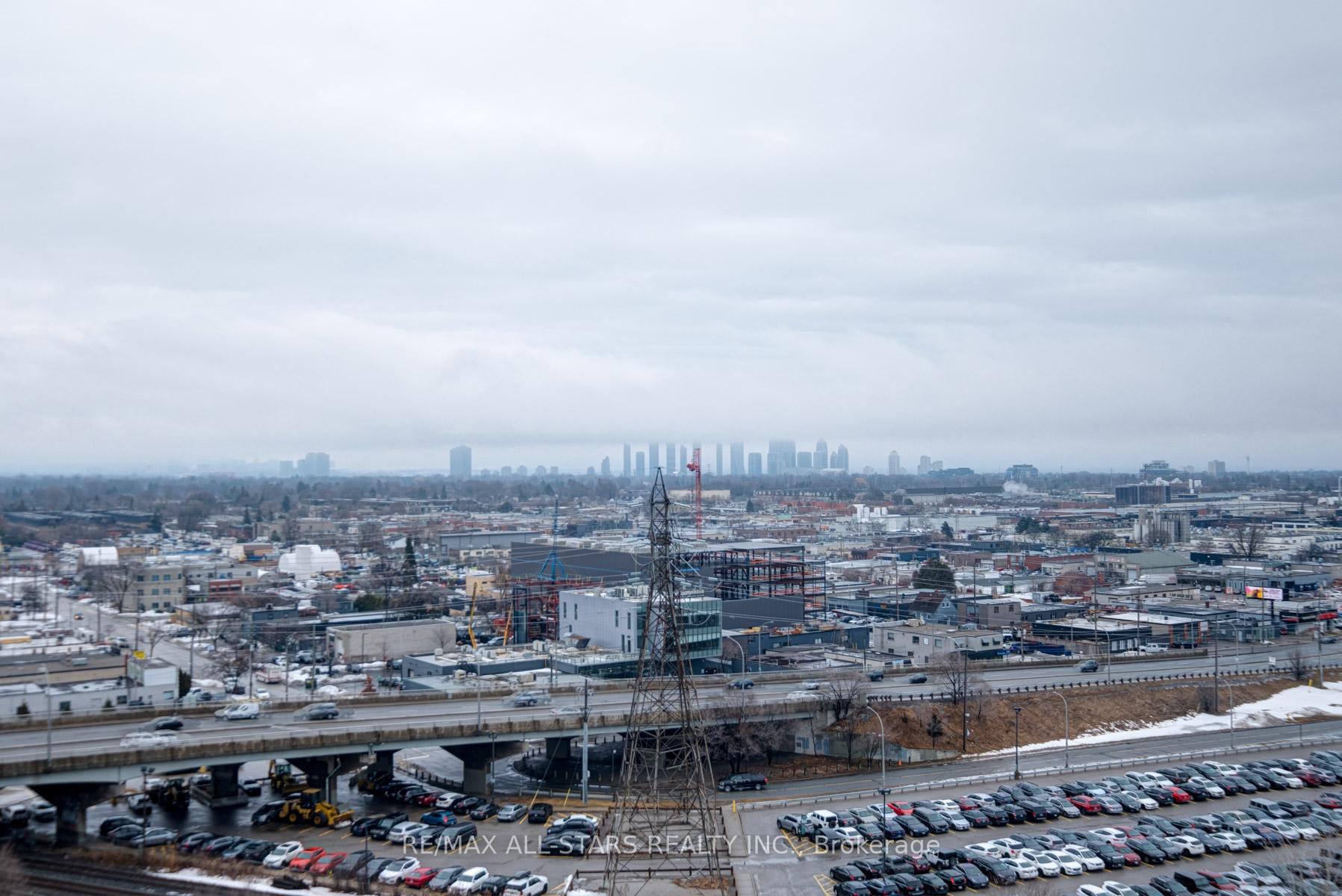 2 Bedrooms Condo at 35 Viking, Toronto For sale