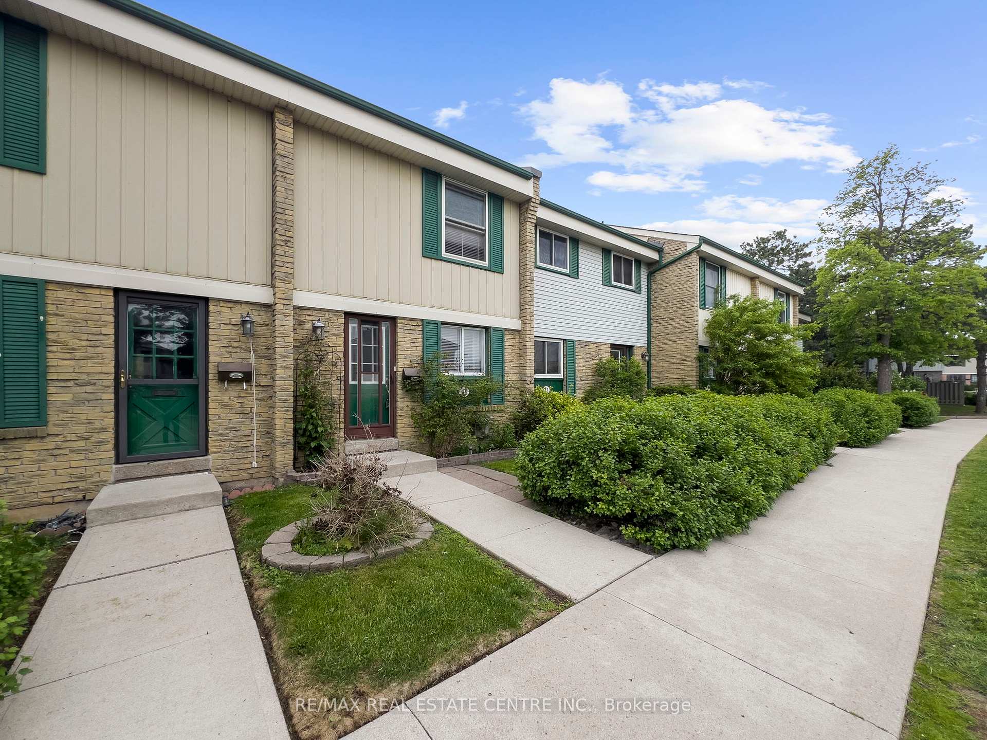 3 Bedrooms Condo at 2779 Gananoque, Mississauga For sale
