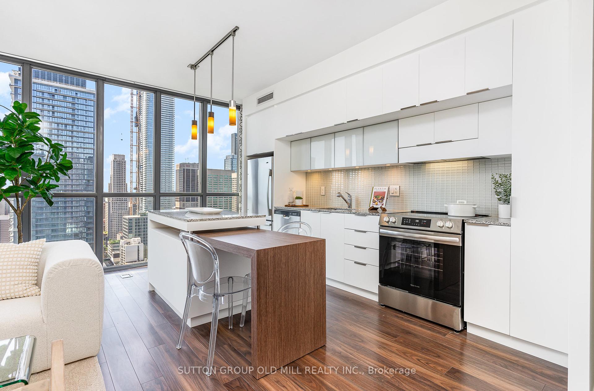 2 Bedrooms Condo at 110 Charles, Toronto For sale