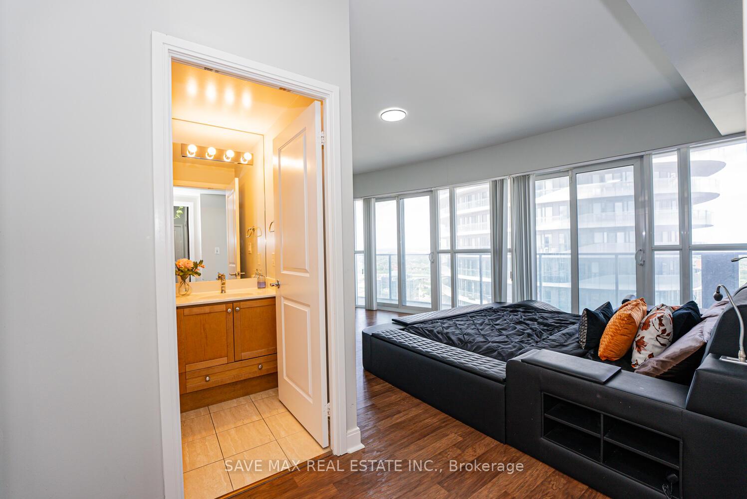 2 Bedrooms Condo at 60 Absolute, Mississauga For sale