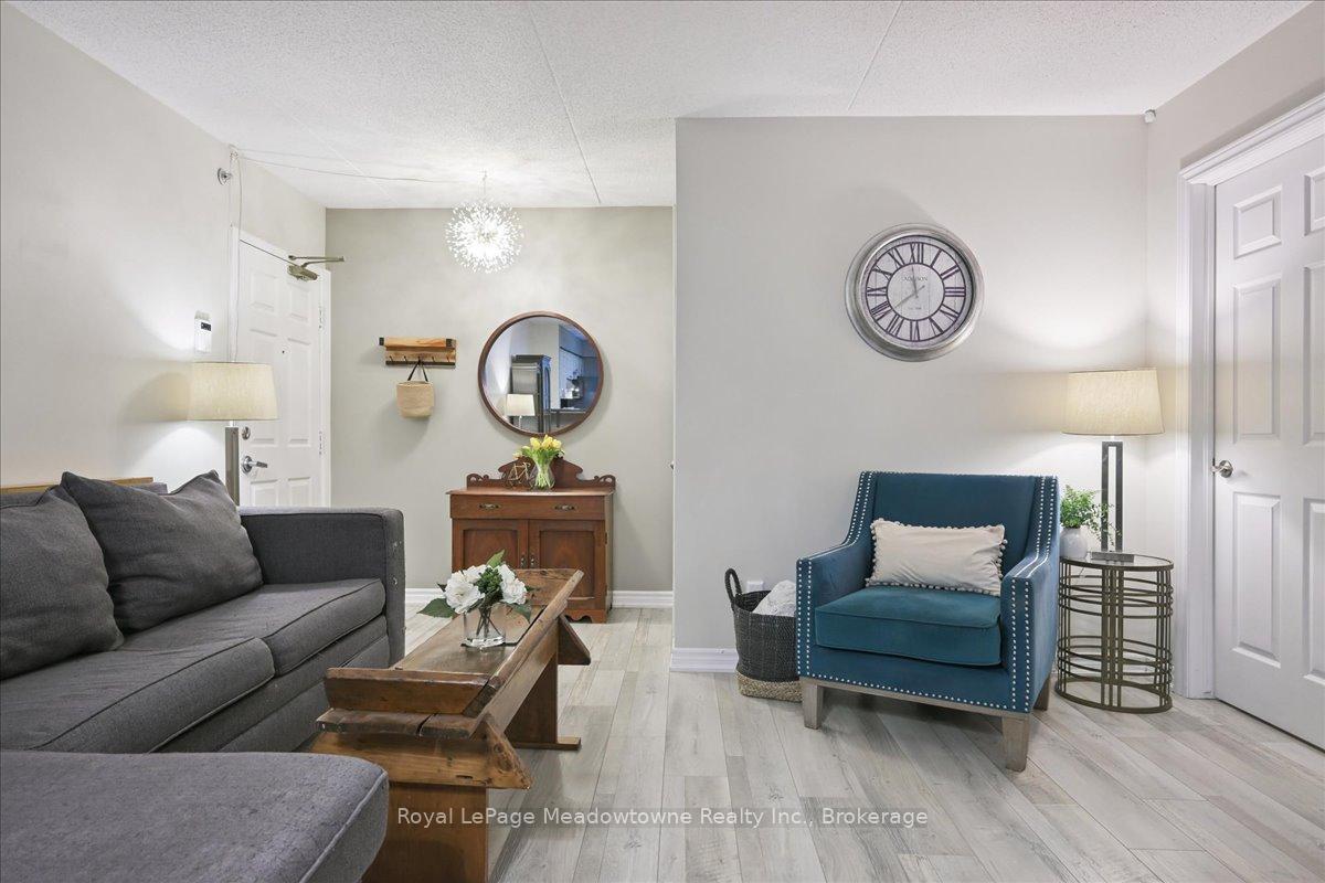 2 Bedrooms Condo at 1450 Bishops, Oakville For sale