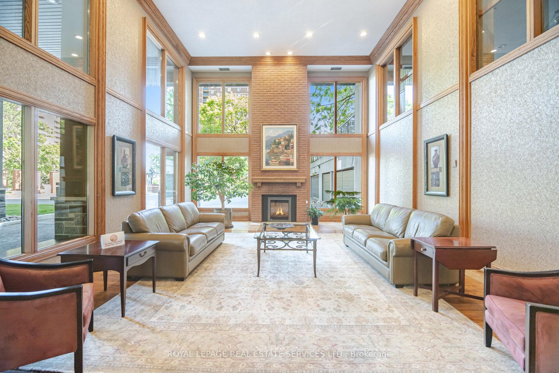 2 Bedrooms Condo at 40 Richview, Toronto For sale