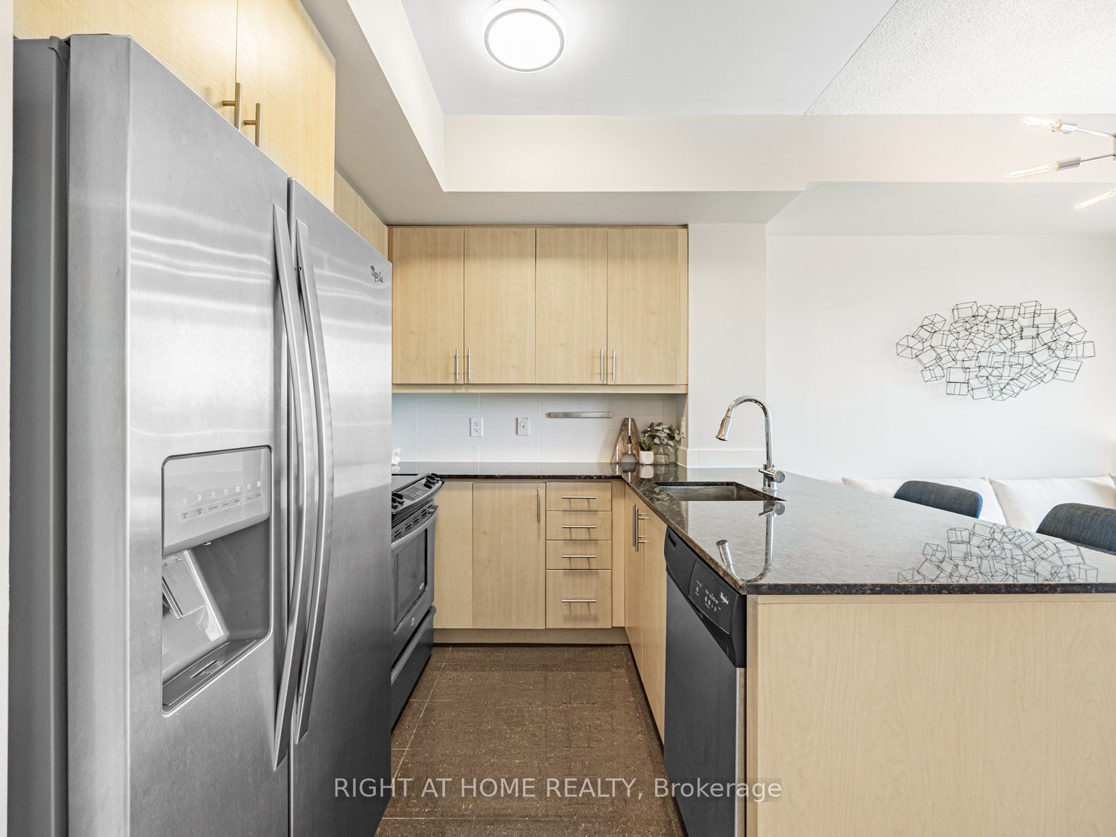 2756 Old Leslie Street, #811