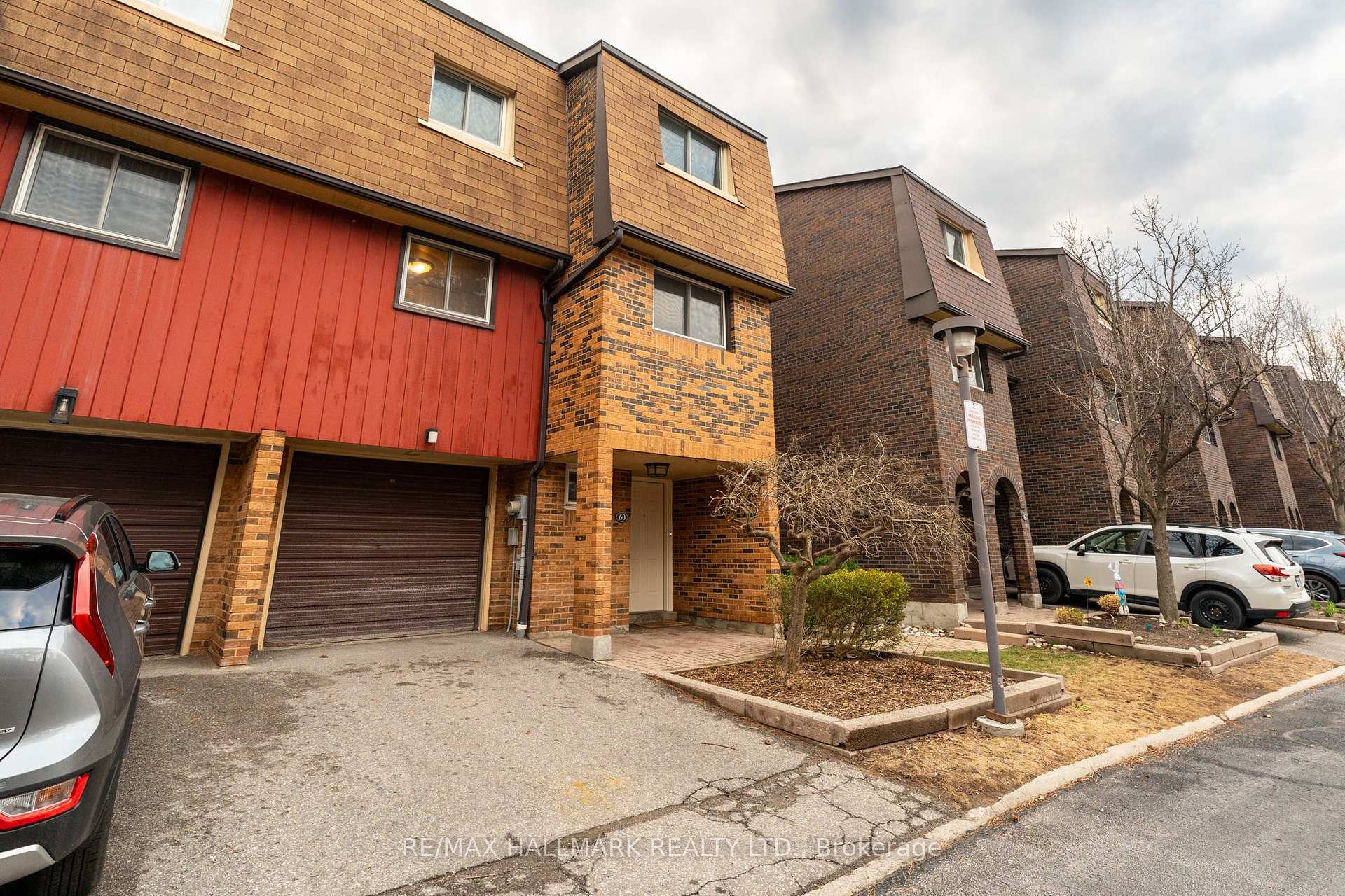 3 Bedrooms Condo at 60 Bards Walkway, Toronto For sale
