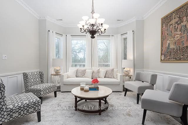 Heigh Ceiling and large Bay Window